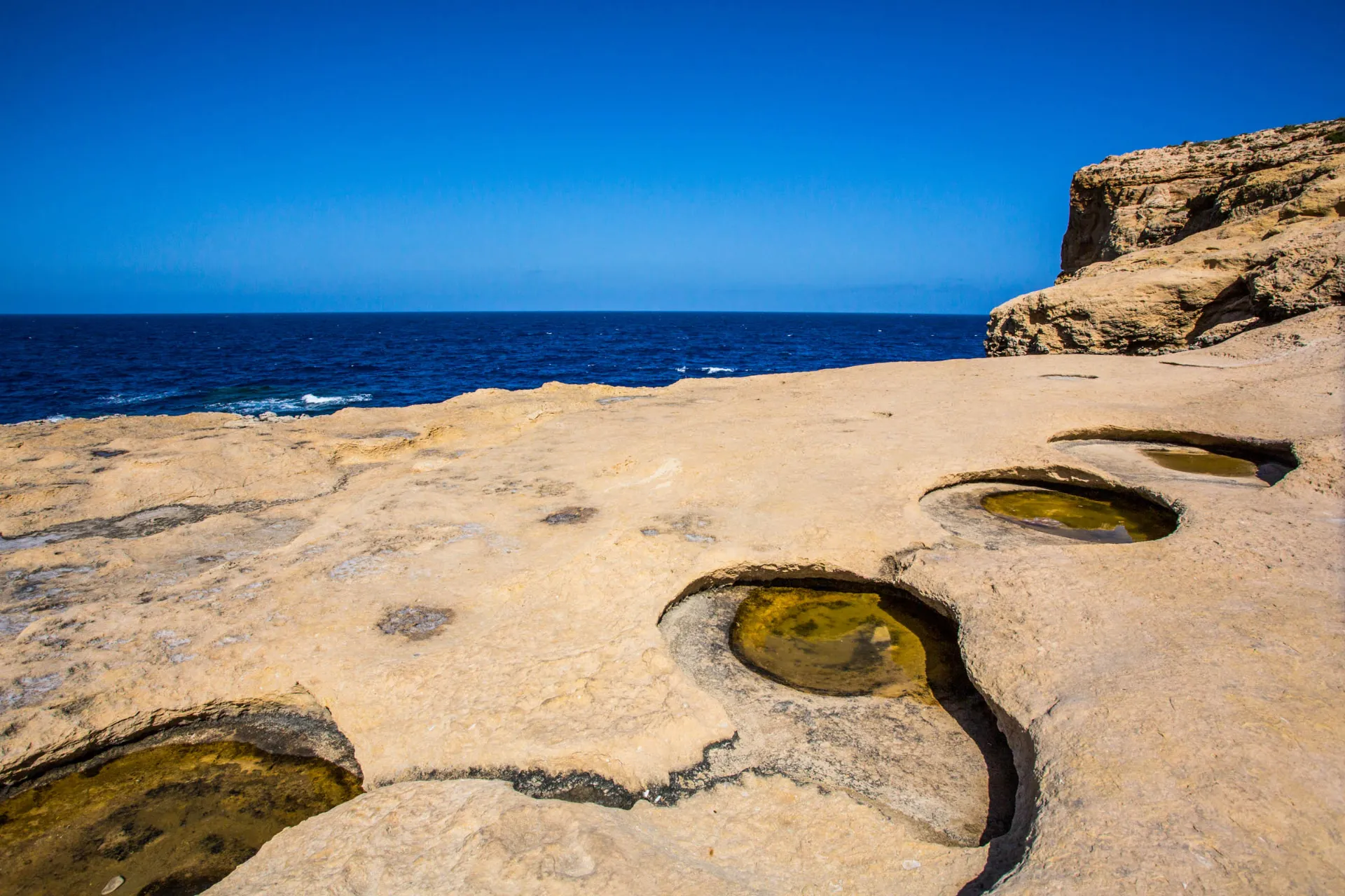 Naturalne formacje skalne przy wybrzeżu w pobliżu Dwejra na Gozo Naturalne formacje skalne przy wybrzeżu w pobliżu Dwejra na Gozo