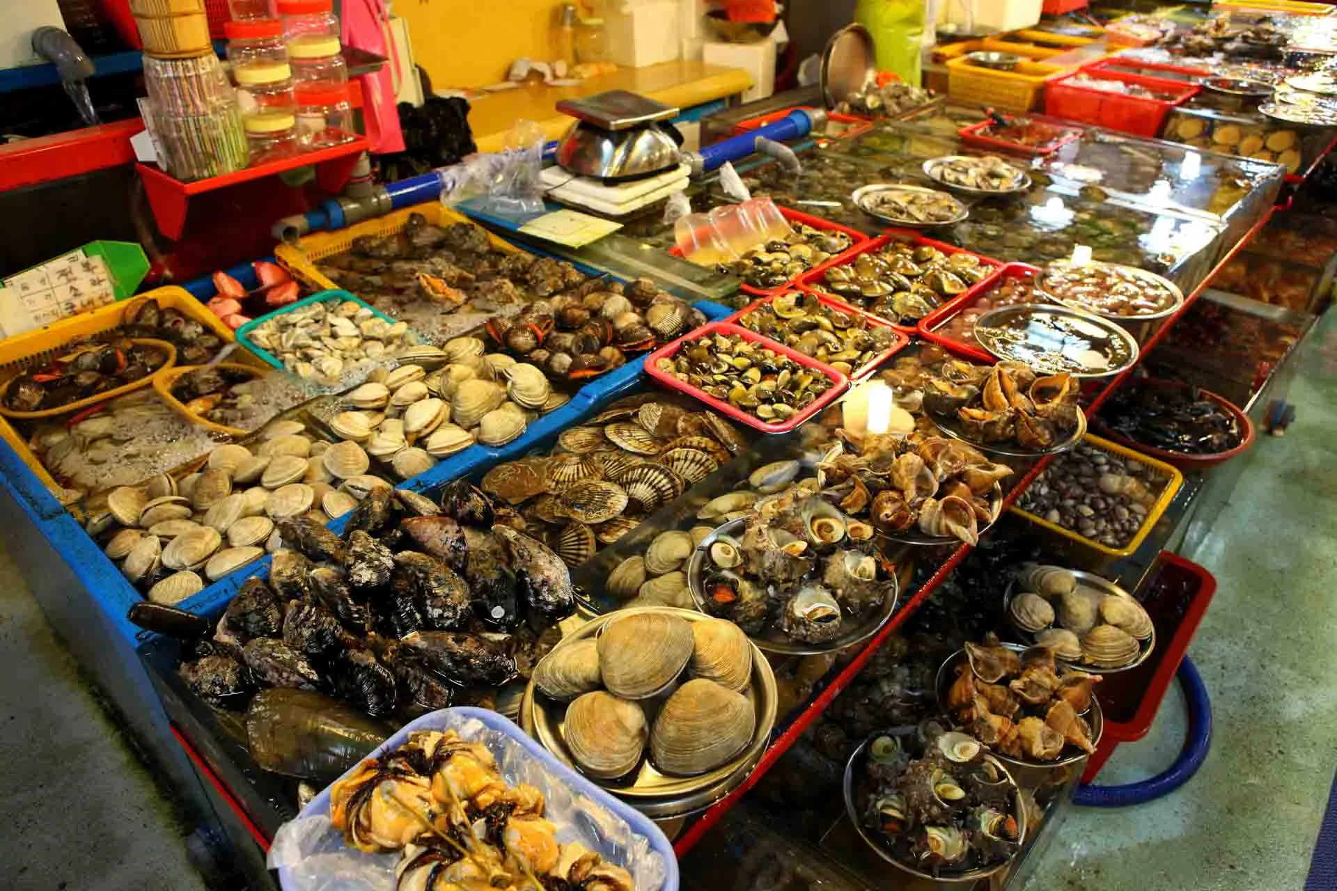 Stragany z owocami morza na targu rybnym Jagalchi w Busan