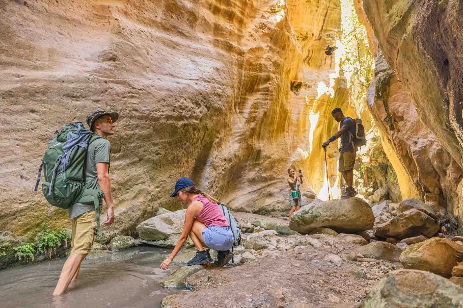 Wąwóz Avakas ma około 3 km długości i do 30 metrów głębokości