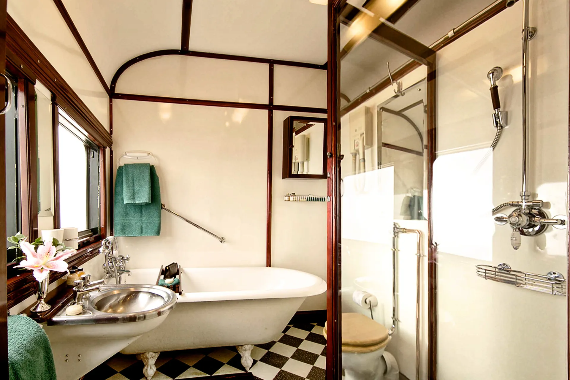 Łazienka w Rovos Rail – Apartament Królewski Łazienka w Rovos Rail – Apartament Królewski