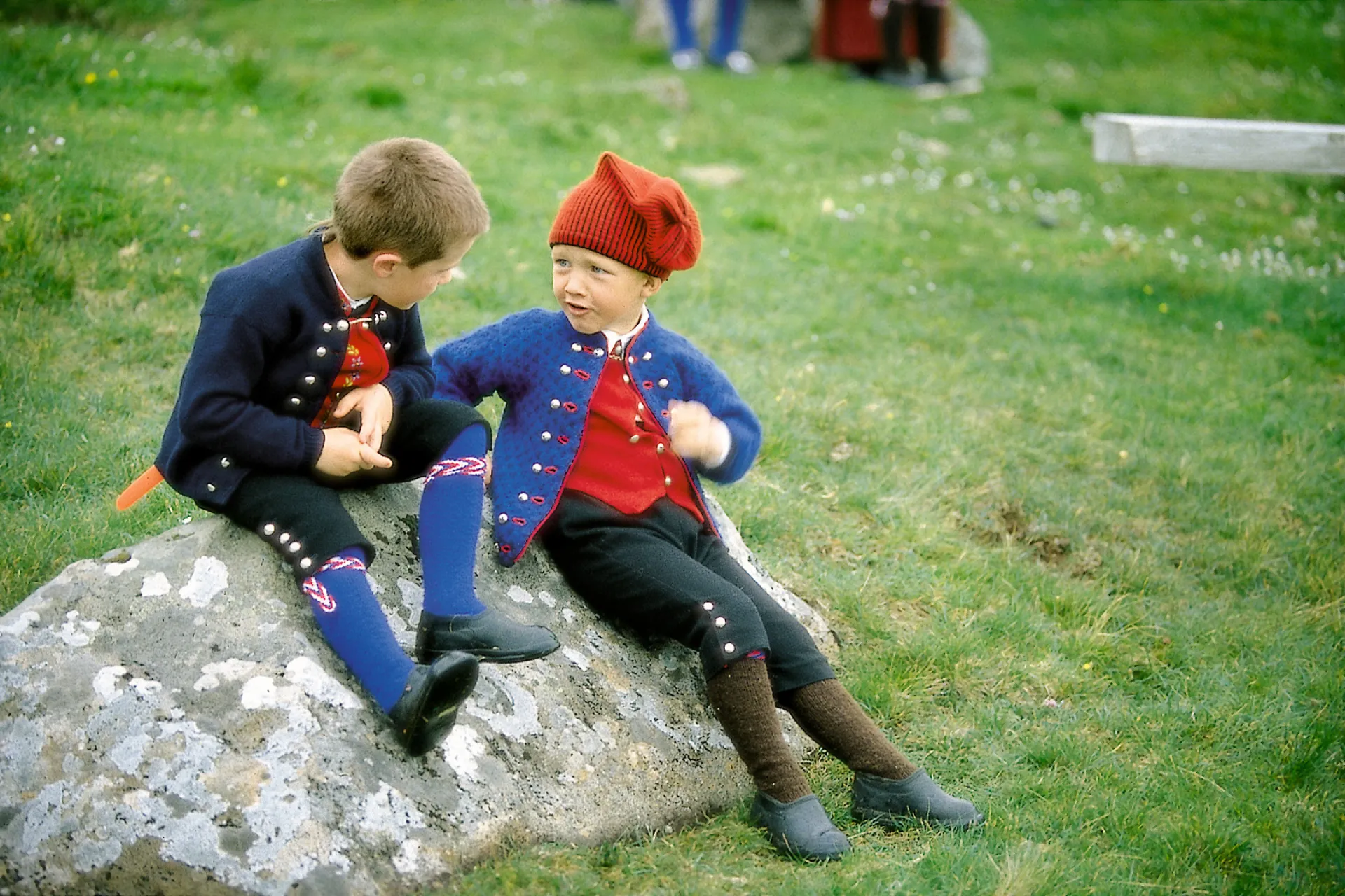 Dzieci z Wysp Owczych w strojach narodowych Dzieci z Wysp Owczych w strojach narodowych