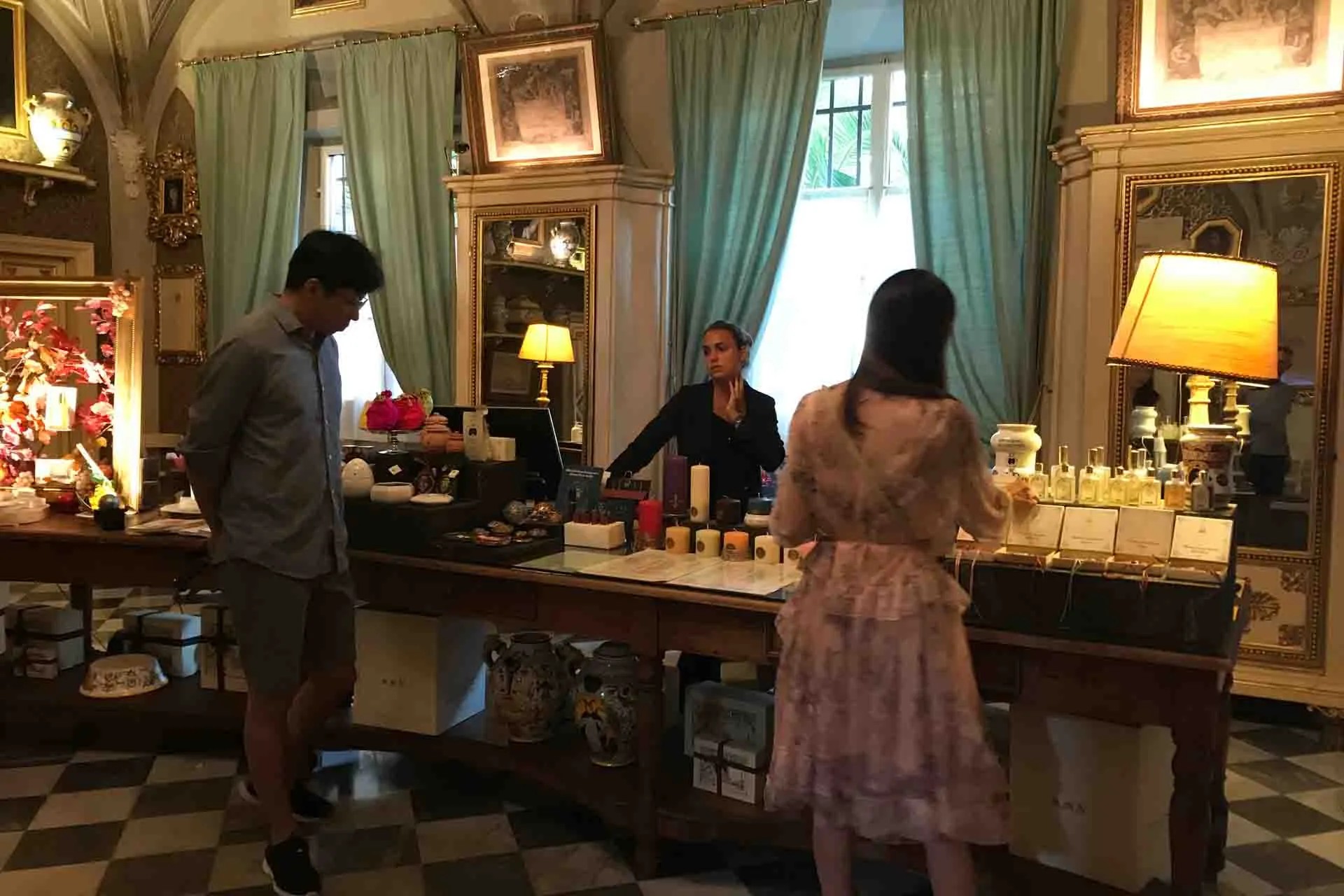 Historyczna apteka z klientami i staromodnym wystrojem