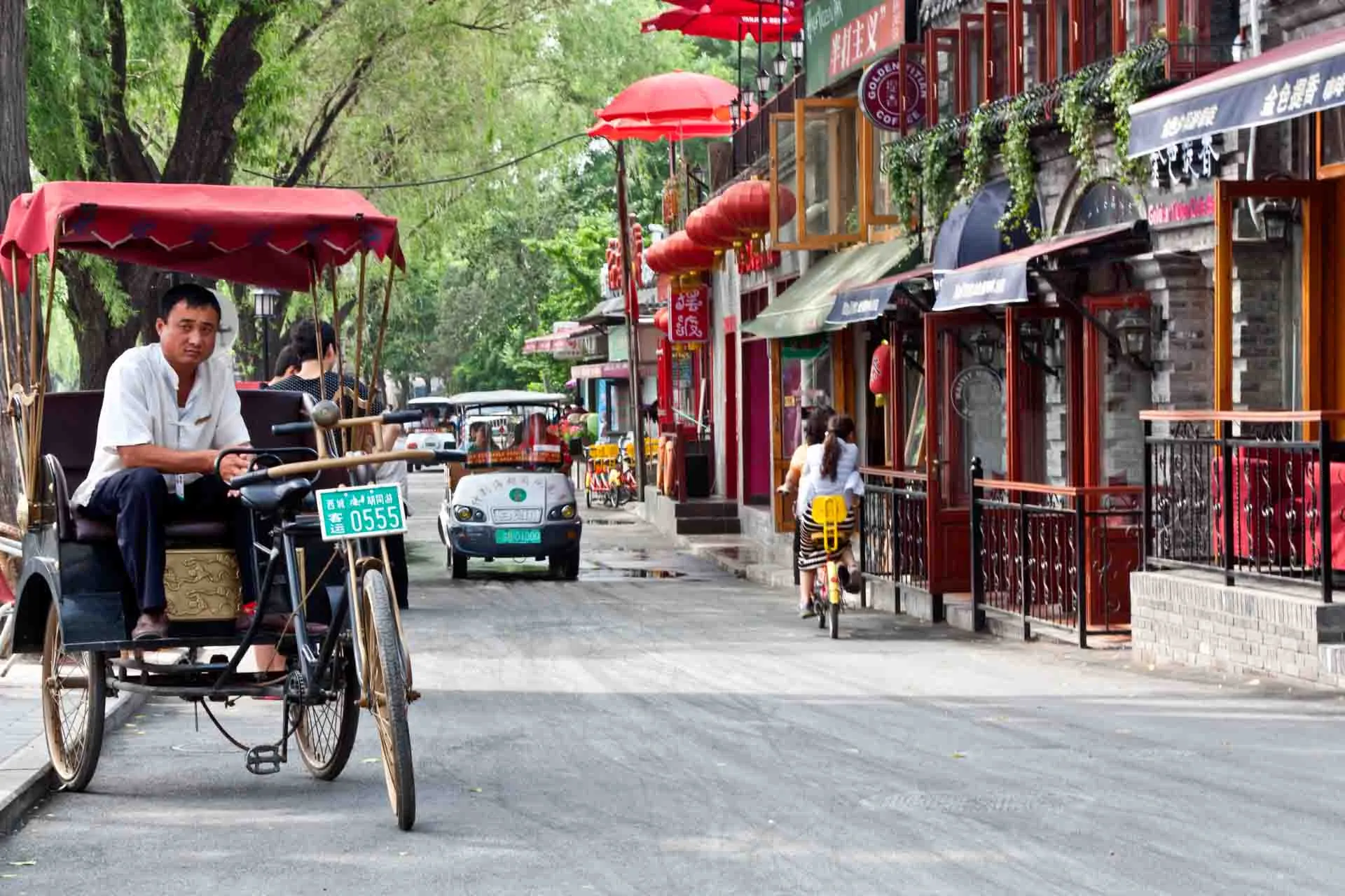 Ruchliwa ulica w dzielnicy Hou Hai w Pekinie