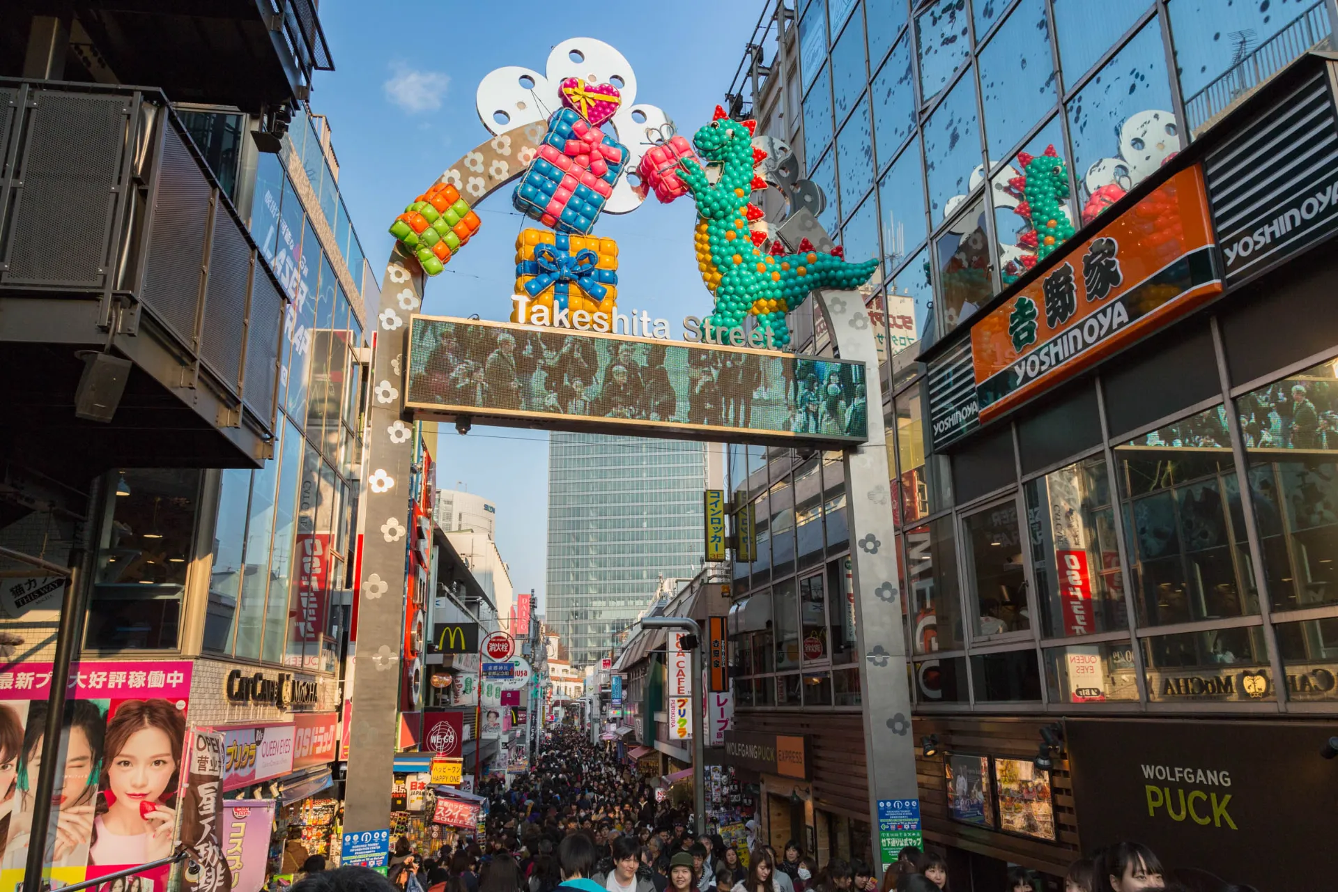 Dzielnica Harajuku w Tokio jest znana z kultury młodzieżowej i mody