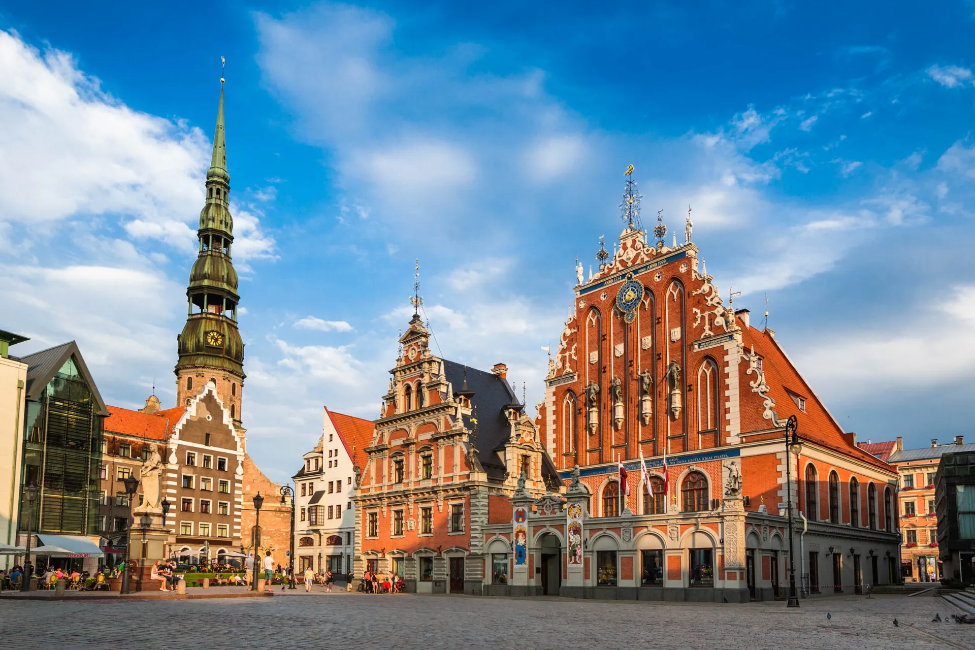 Rynek w Rydze z Domem Czarnogłowych i kościołem św. Piotra – jeden z najbardziej znanych symboli miasta Rynek w Rydze z Domem Czarnogłowych i kościołem św. Piotra – jeden z najbardziej znanych symboli miasta