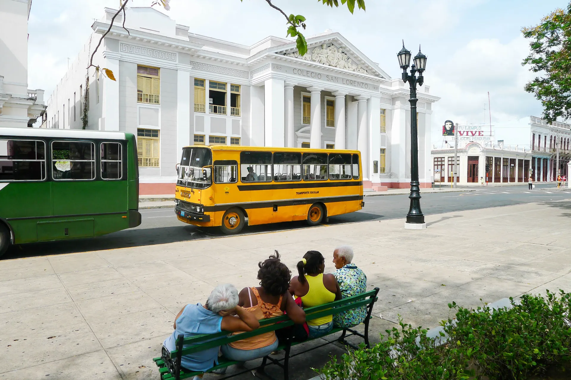 Autobus szkolny przed Colegio San Lorenzo w Cienfuegos Autobus szkolny przed Colegio San Lorenzo w Cienfuegos