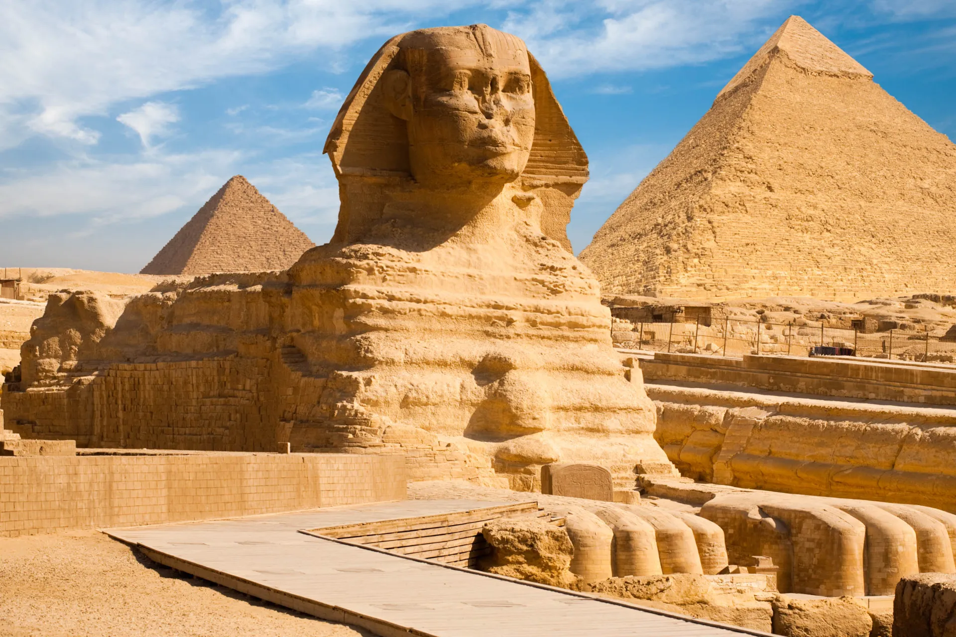 Wielki Sfinks w Gizie z piramidami Chefrena i Cheopsa w tle ma 73 m długości Wielki Sfinks w Gizie z piramidami Chefrena i Cheopsa w tle ma 73 m długości