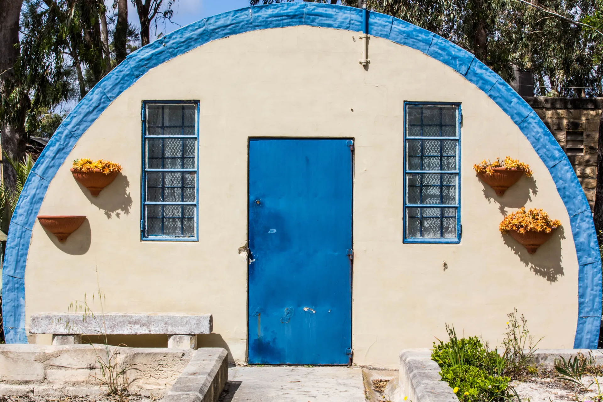 Kolorowy budynek w Ta’ Qali Crafts Village – kreatywne centrum lokalnych rzemieślników Kolorowy budynek w Ta’ Qali Crafts Village – kreatywne centrum lokalnych rzemieślników