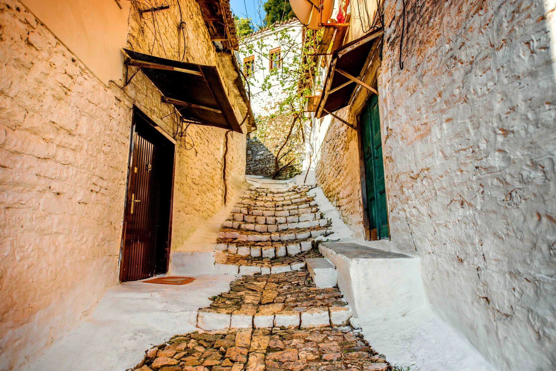 Urokliwa brukowana uliczka w historycznej dzielnicy Beratu, Albania Urokliwa brukowana uliczka w historycznej dzielnicy Beratu, Albania