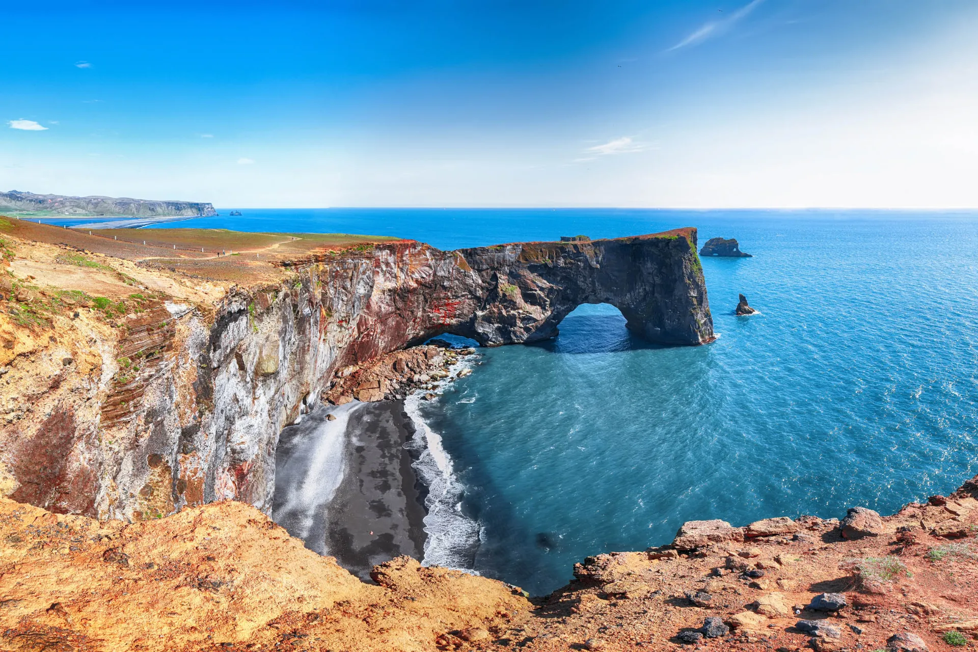 Piękna czarna plaża na półwyspie Dyrhólaey widziana z powietrza Piękna czarna plaża na półwyspie Dyrhólaey widziana z powietrza
