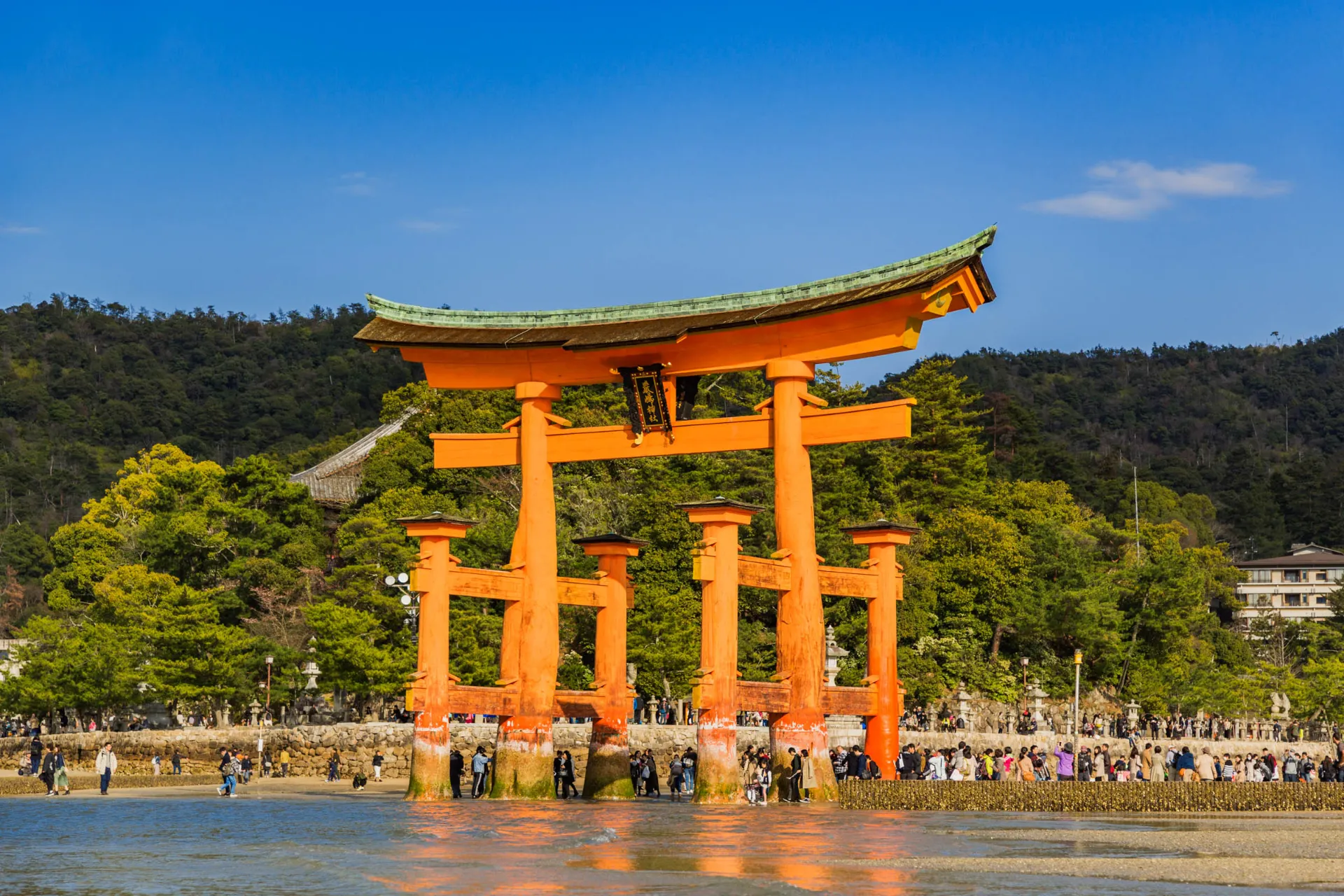 Ikoniczna brama torii przy sanktuarium Itsukushima na Miyajimie