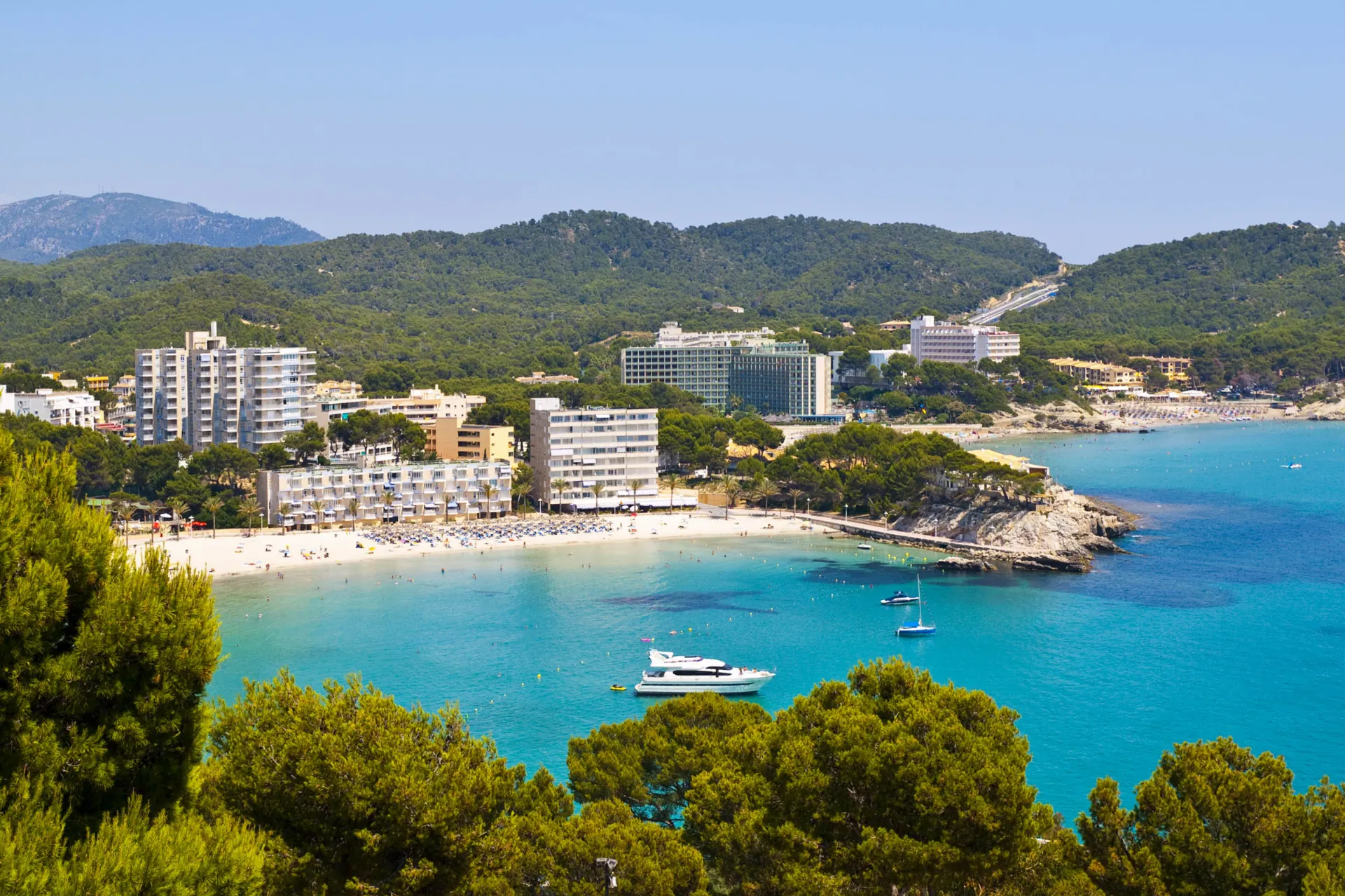 Paguera z turkusową wodą i wieloma hotelami Paguera z turkusową wodą i wieloma hotelami