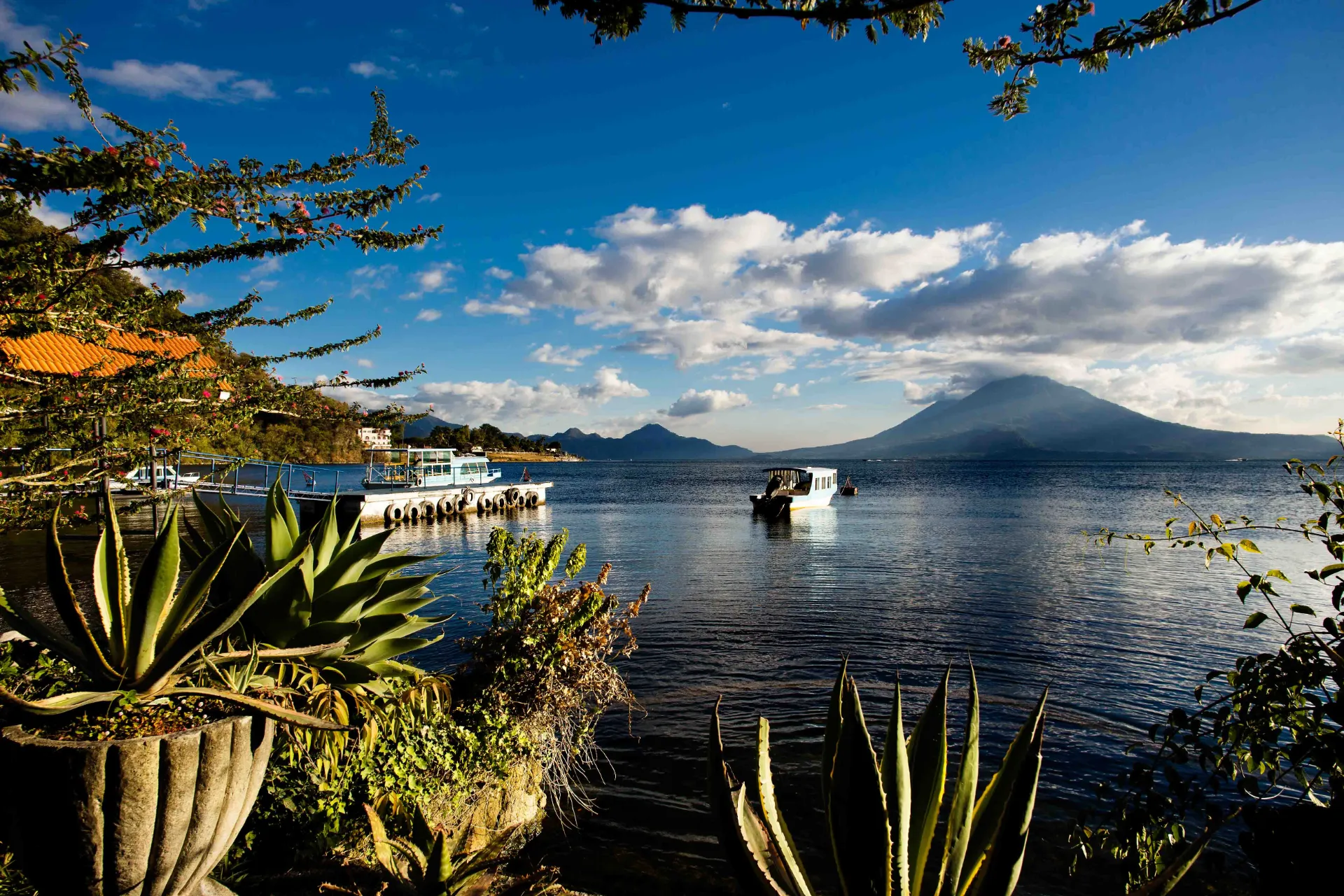 Widok na jezioro Atitlán z wulkanami w tle Widok na jezioro Atitlán z wulkanami w tle