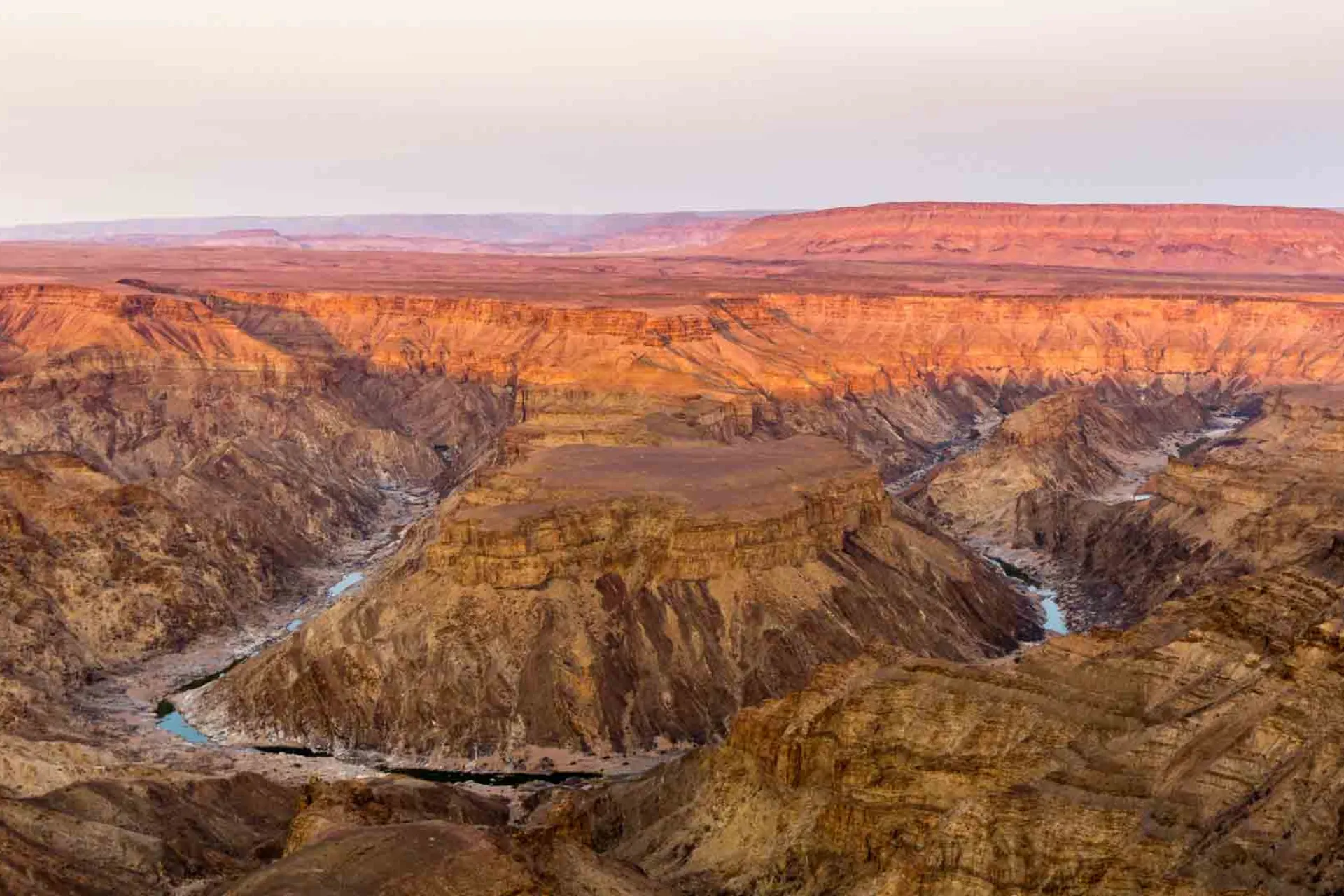 Fish River Canyon w Namibii – największy kanion w Afryce – 160 km długości, 27 km szerokości i 550 m głębokości