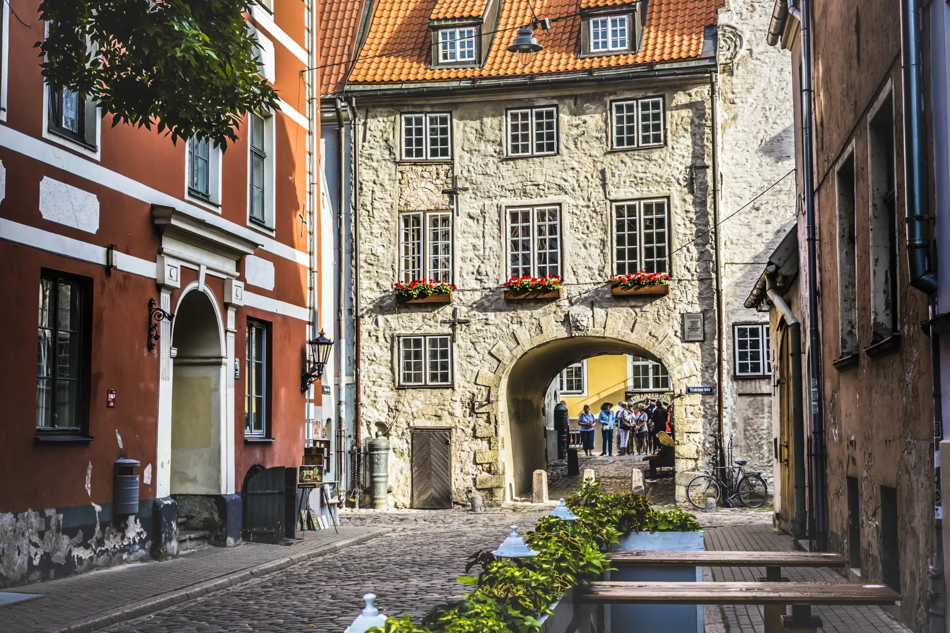 Szwedzka Brama (Zviedru vārti) w starej części Rygi, Łotwa – historyczna brama miejska z XVII wieku Szwedzka Brama (Zviedru vārti) w starej części Rygi, Łotwa – historyczna brama miejska z XVII wieku