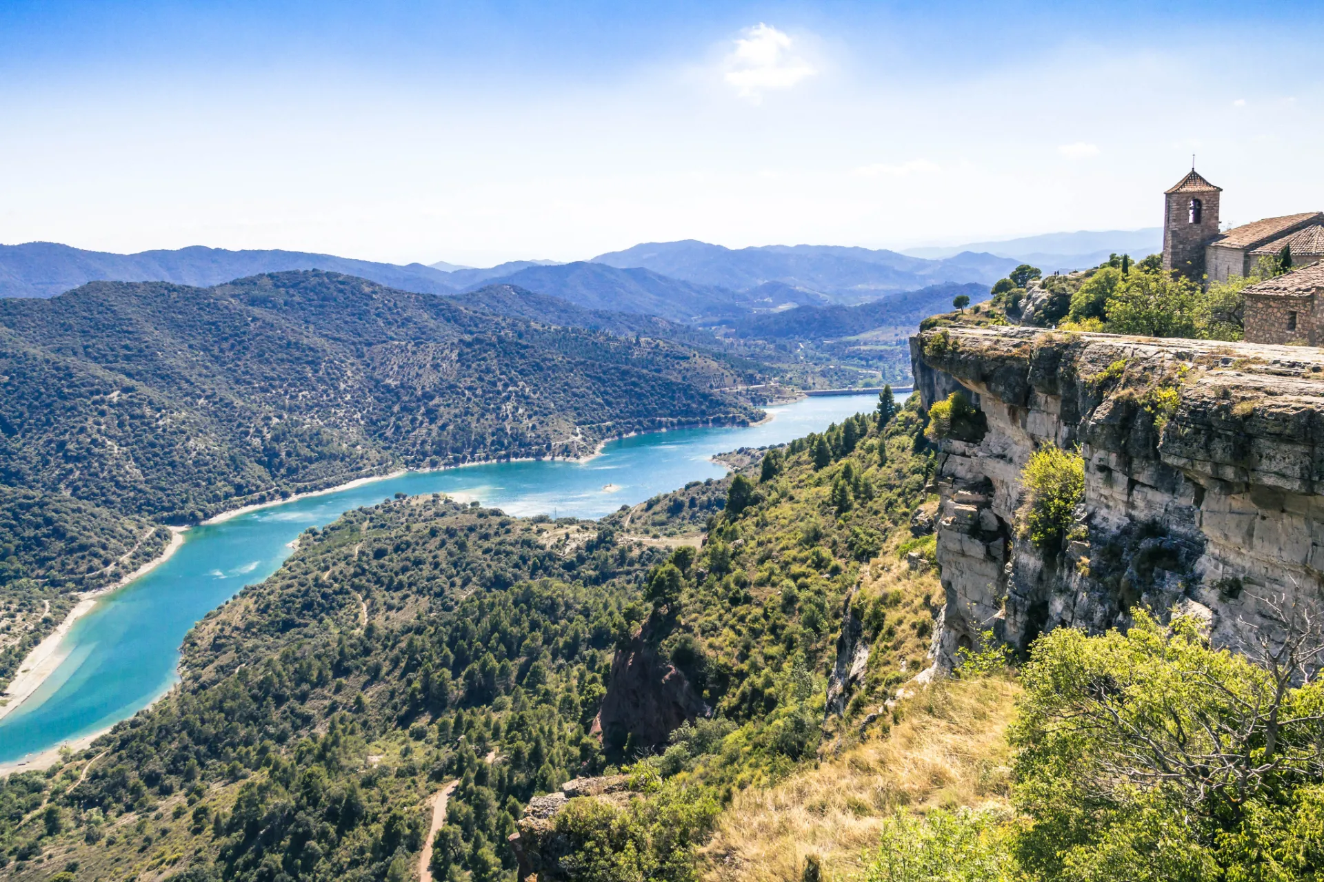 Widok z górskiej wioski Siurana na jezioro Siurana Widok z górskiej wioski Siurana na jezioro Siurana