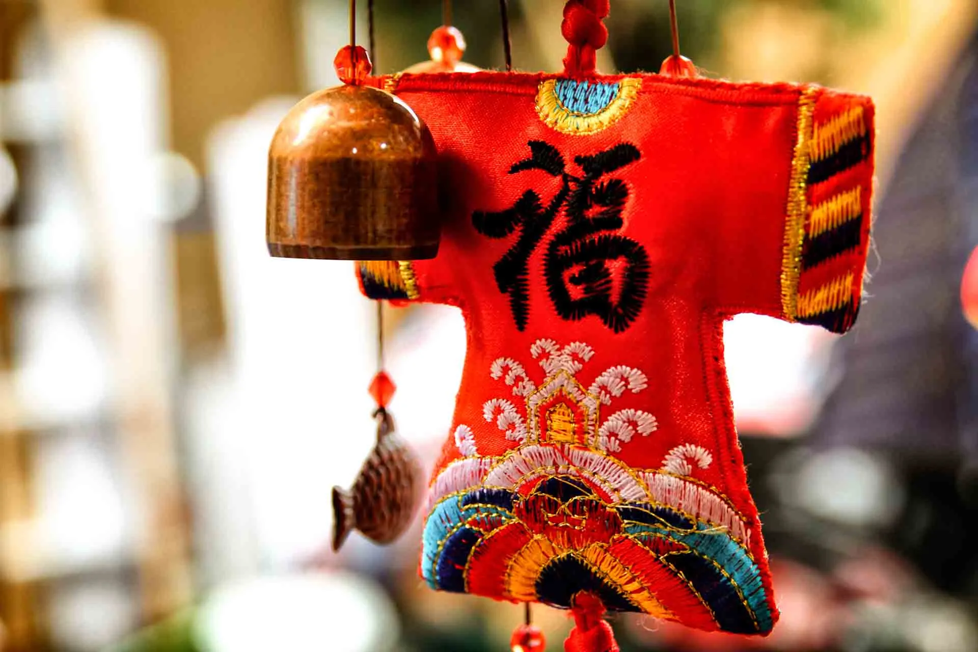 Chiński amulet szczęścia z symbolem 福 (fú), oznaczającym szczęście i błogosławieństwo