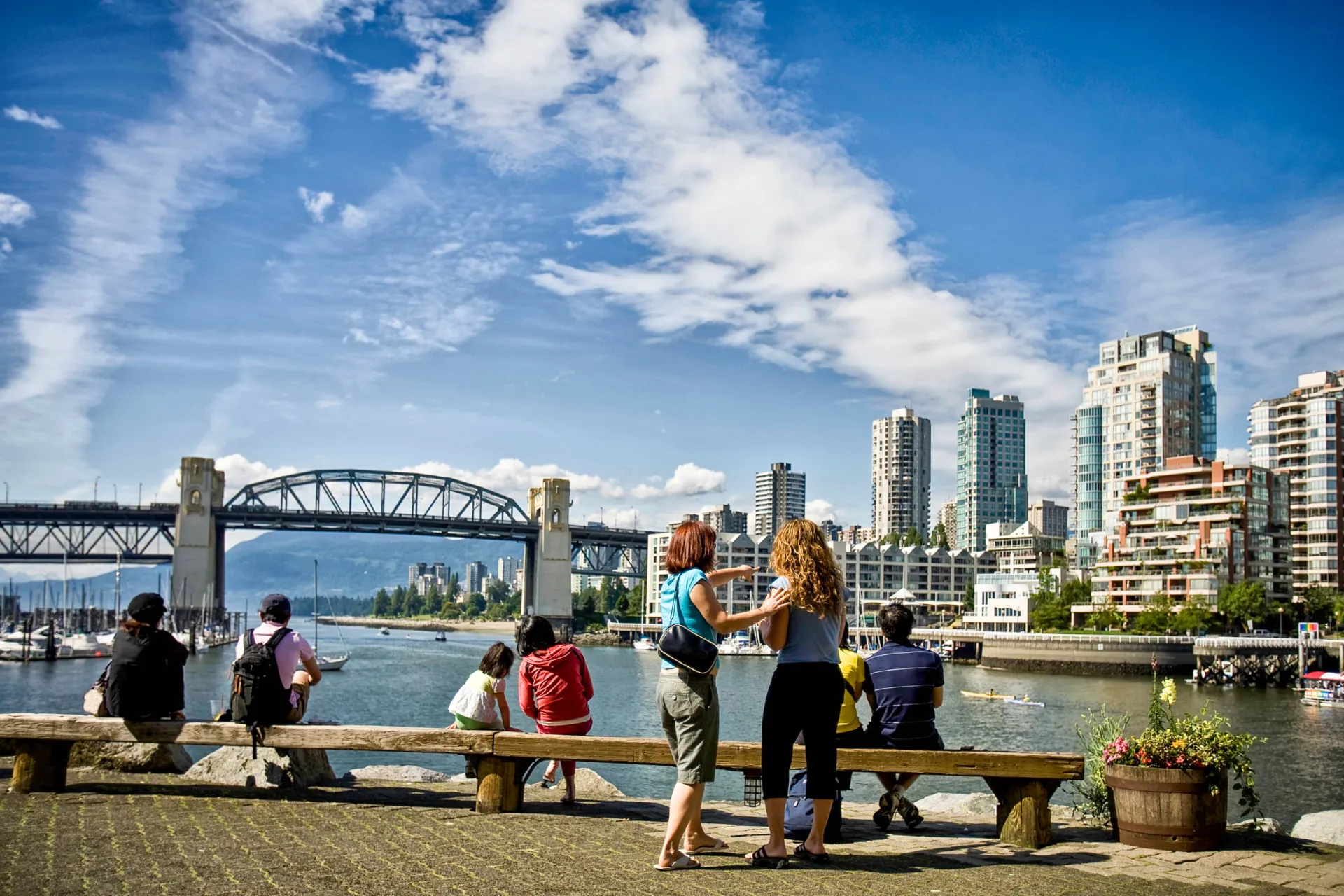Widok na nabrzeże, most Burrard i panoramę Vancouveru Widok na nabrzeże, most Burrard i panoramę Vancouveru