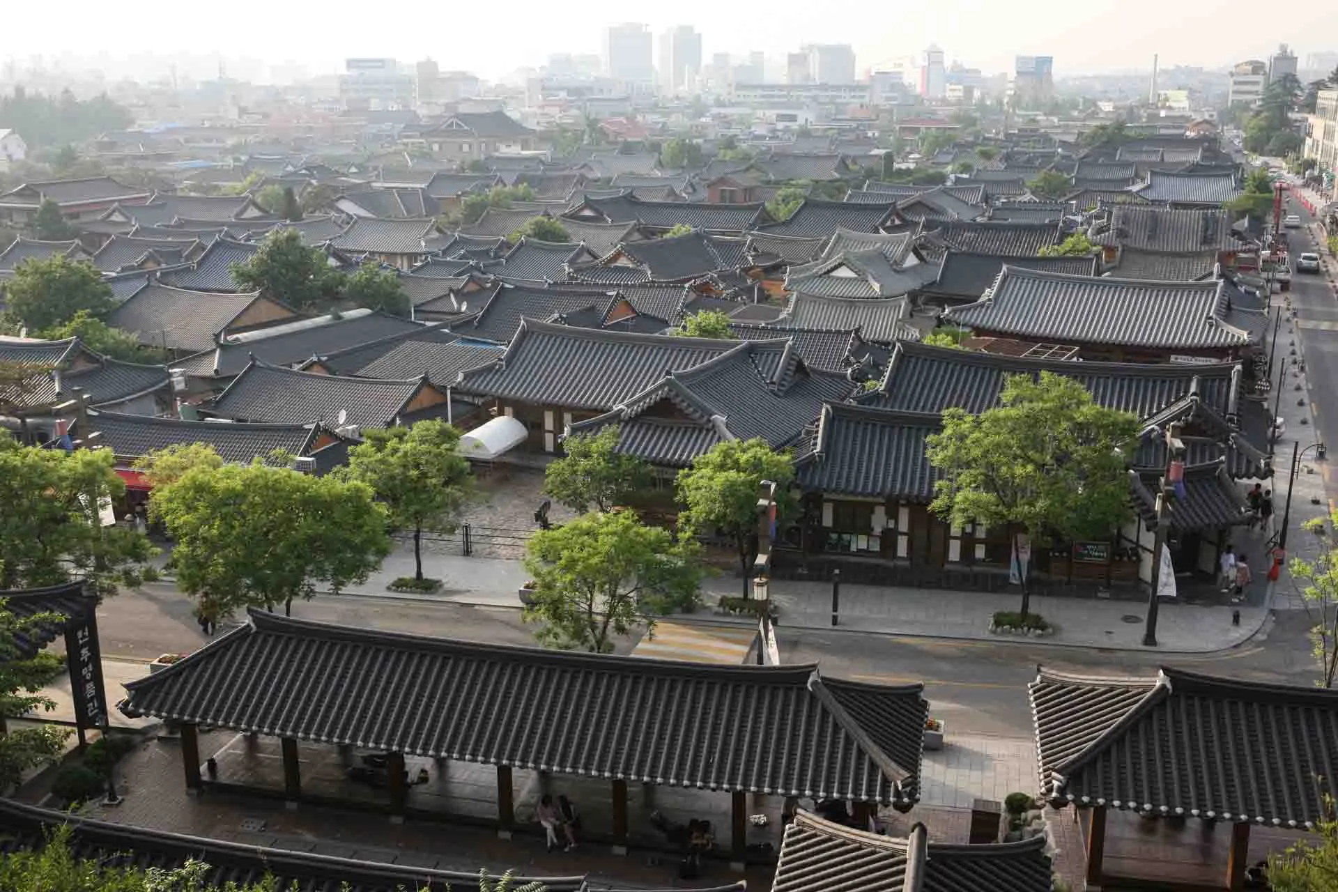 Jeonju Hanok Village obejmuje ponad 700 zachowanych tradycyjnych domów hanok