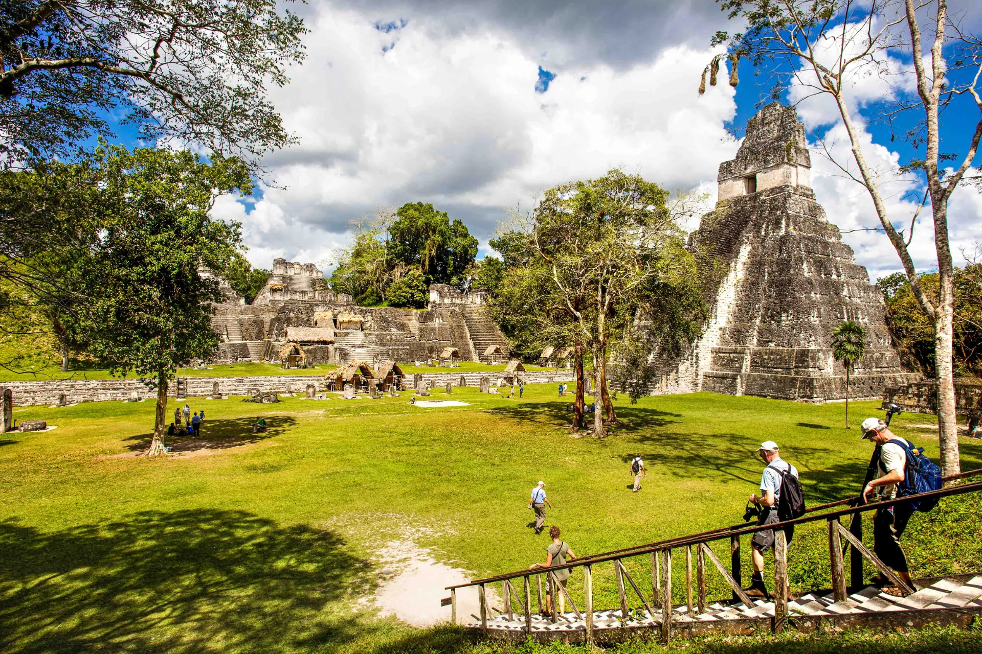 Odkrywanie imponujących świątyń Majów w Tikal Odkrywanie imponujących świątyń Majów w Tikal