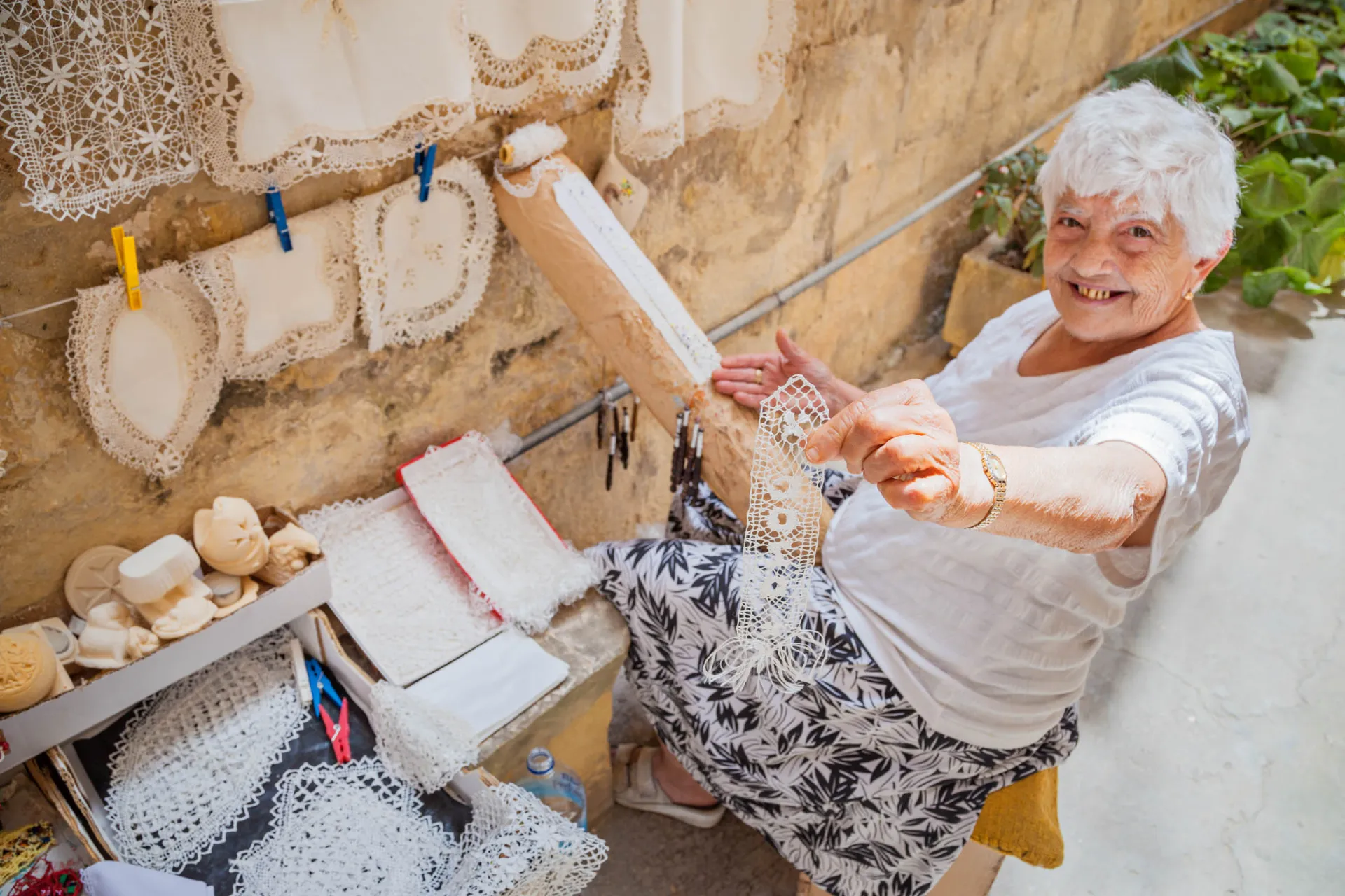 Kobieta rzemieślnik z dumą pokazuje swoją pracę Kobieta rzemieślnik z dumą pokazuje swoją pracę