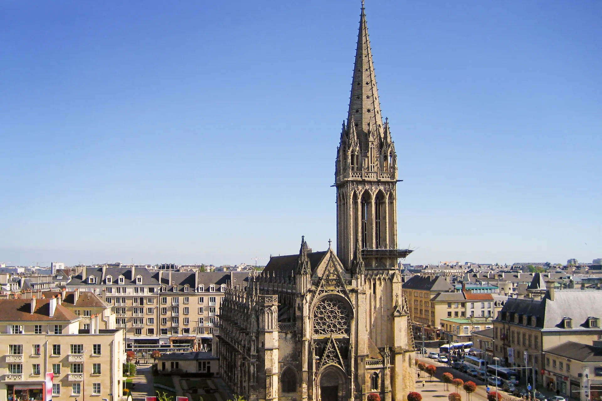 Miasto Caen leży nad rzeką Orne Miasto Caen leży nad rzeką Orne
