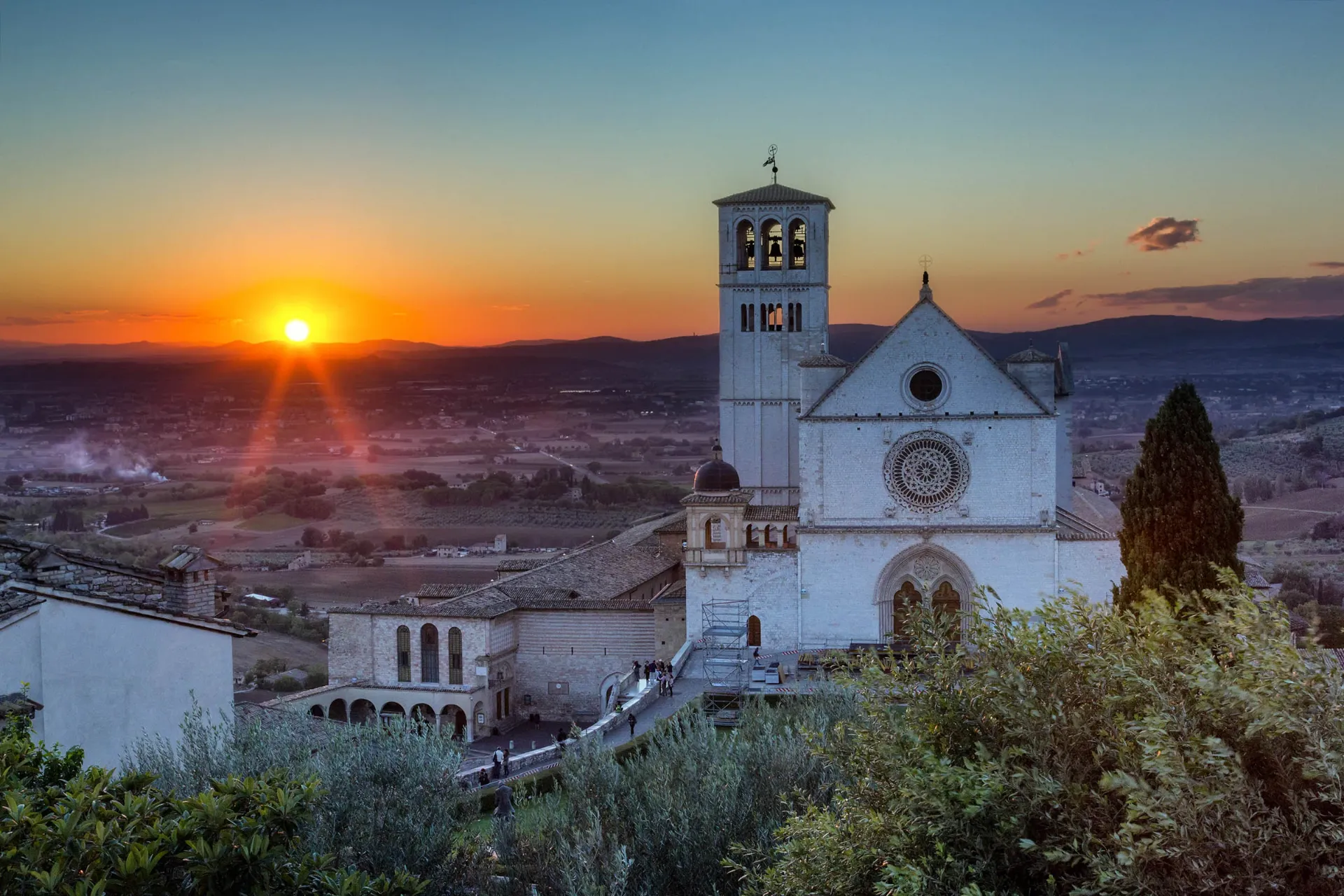 Zachód słońca nad Bazyliką św. Franciszka w Asyżu Zachód słońca nad Bazyliką św. Franciszka w Asyżu