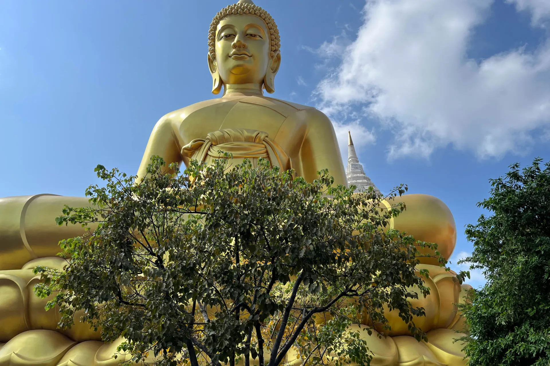 Posąg Buddy przy Wat Pak Nam Bhasicharoen w Bangkoku ma 69 metrów wysokości i 40 metrów szerokości Posąg Buddy przy Wat Pak Nam Bhasicharoen w Bangkoku ma 69 metrów wysokości i 40 metrów szerokości