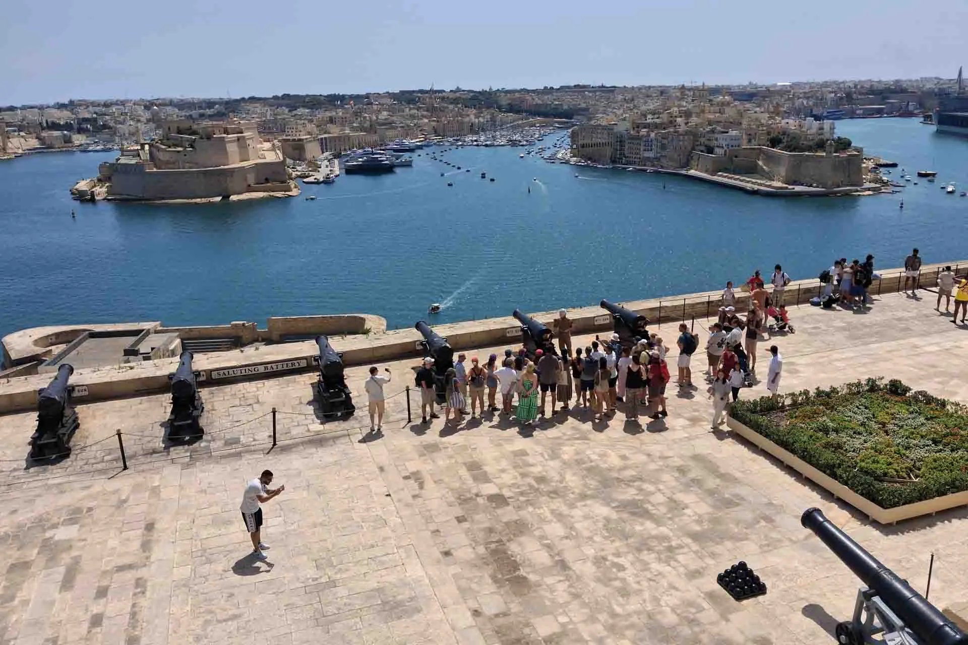 Widok z Upper Barrakka Gardens w Valletcie Widok z Upper Barrakka Gardens w Valletcie