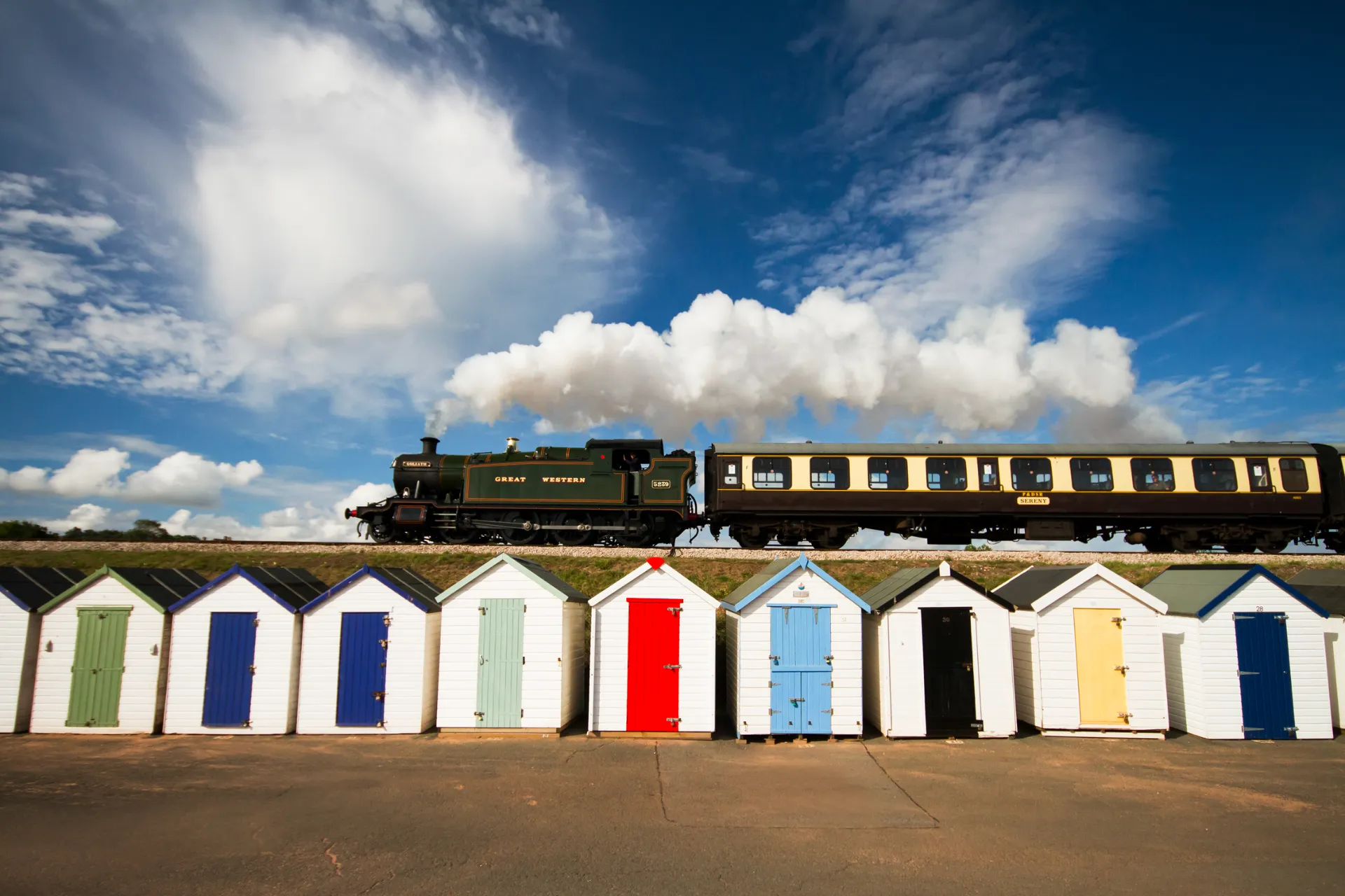 Dartmouth Steam Railway przy Goodrington Sands – nostalgiczny pociąg parowy wzdłuż wybrzeża Devonu Dartmouth Steam Railway przy Goodrington Sands – nostalgiczny pociąg parowy wzdłuż wybrzeża Devonu