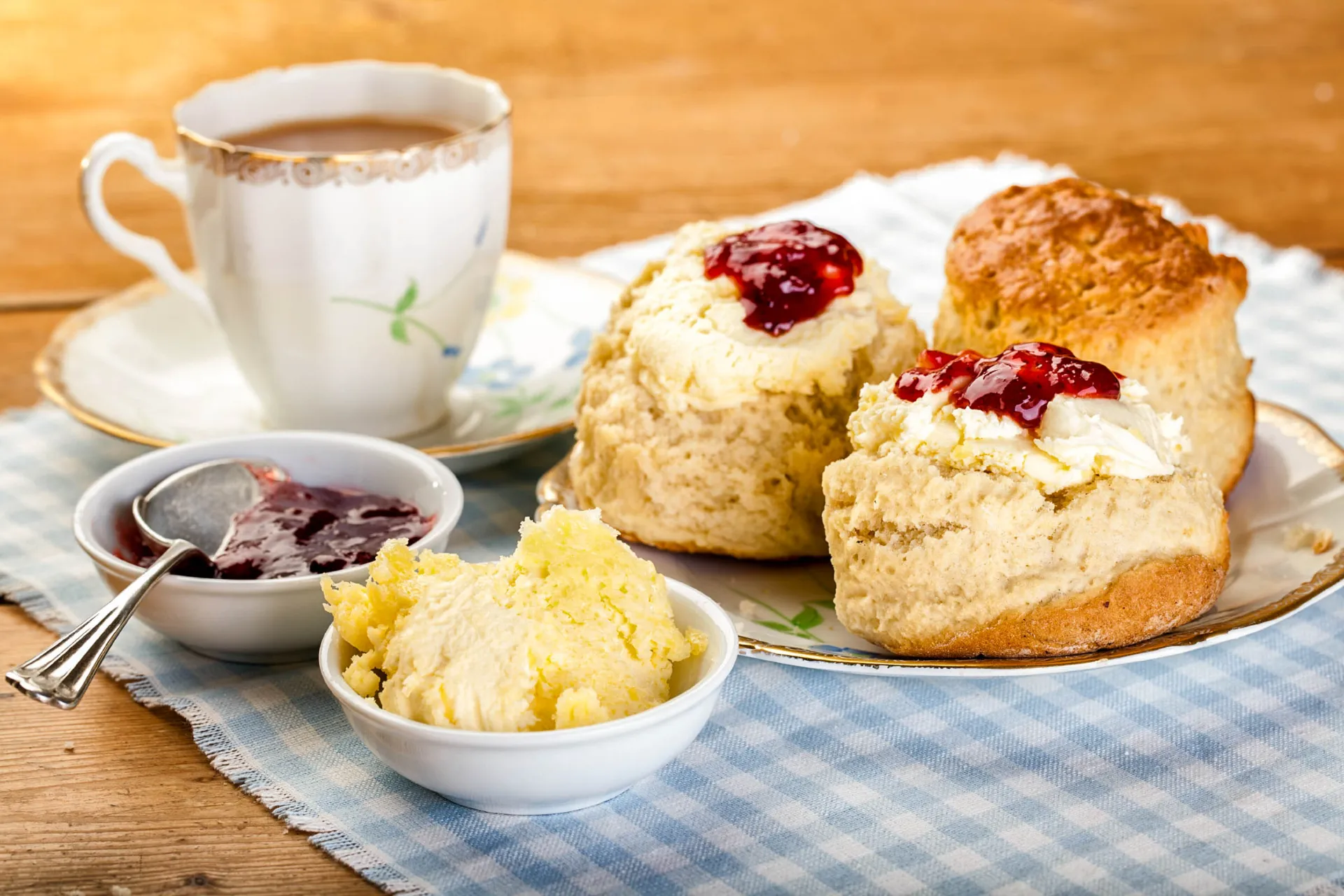 Cream tea z Devon i Cornwall – ciepłe bułeczki z clotted cream, dżemem i herbatą Cream tea z Devon i Cornwall – ciepłe bułeczki z clotted cream, dżemem i herbatą