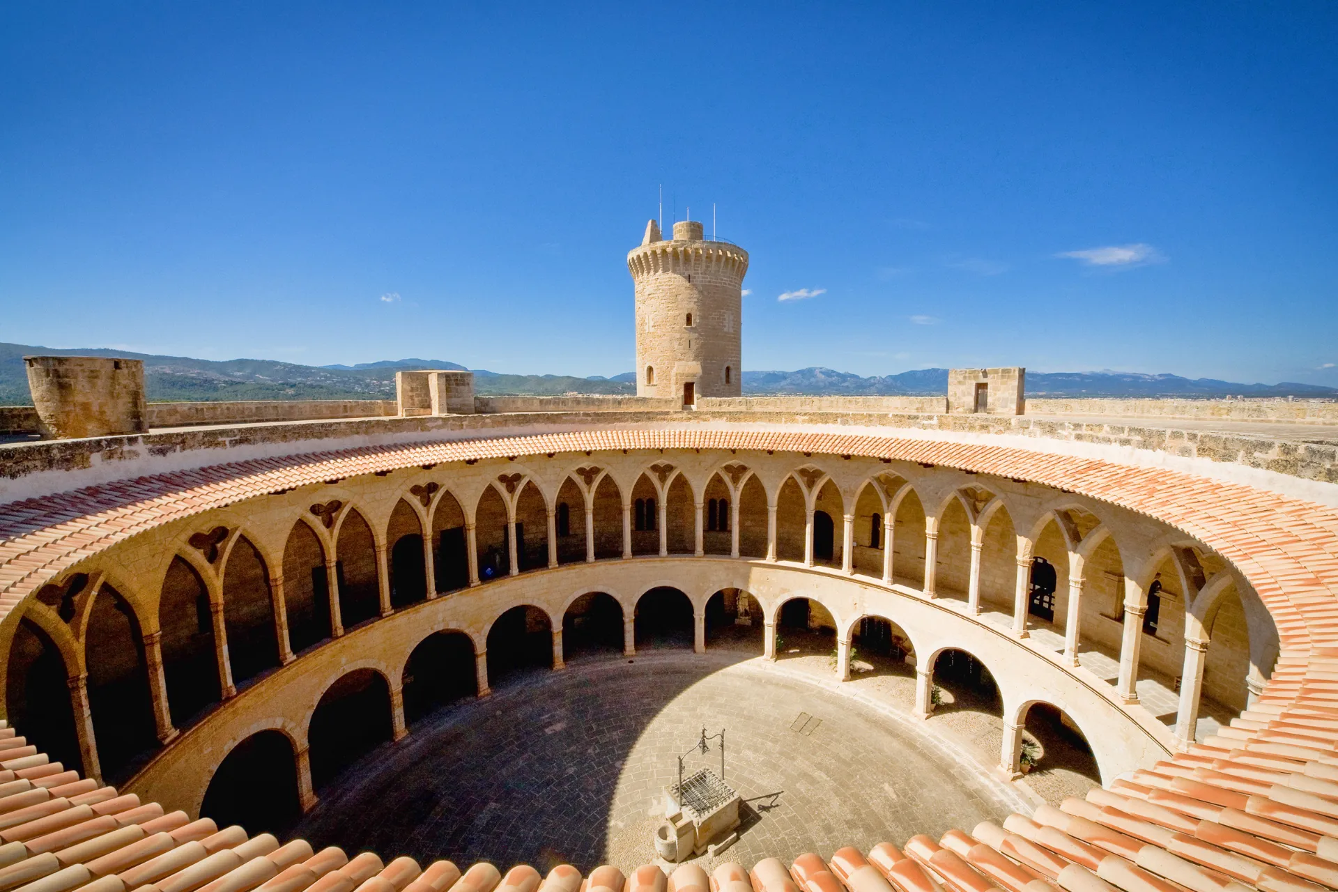 Zamek Bellver z XIV wieku znajduje się na wzgórzu tuż za Palmą Zamek Bellver z XIV wieku znajduje się na wzgórzu tuż za Palmą