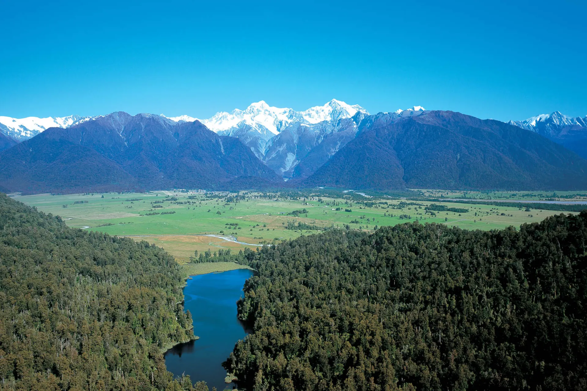 Westland Tai Poutini National Park – z ośnieżonymi Southern Alps w tle Westland Tai Poutini National Park – z ośnieżonymi Southern Alps w tle