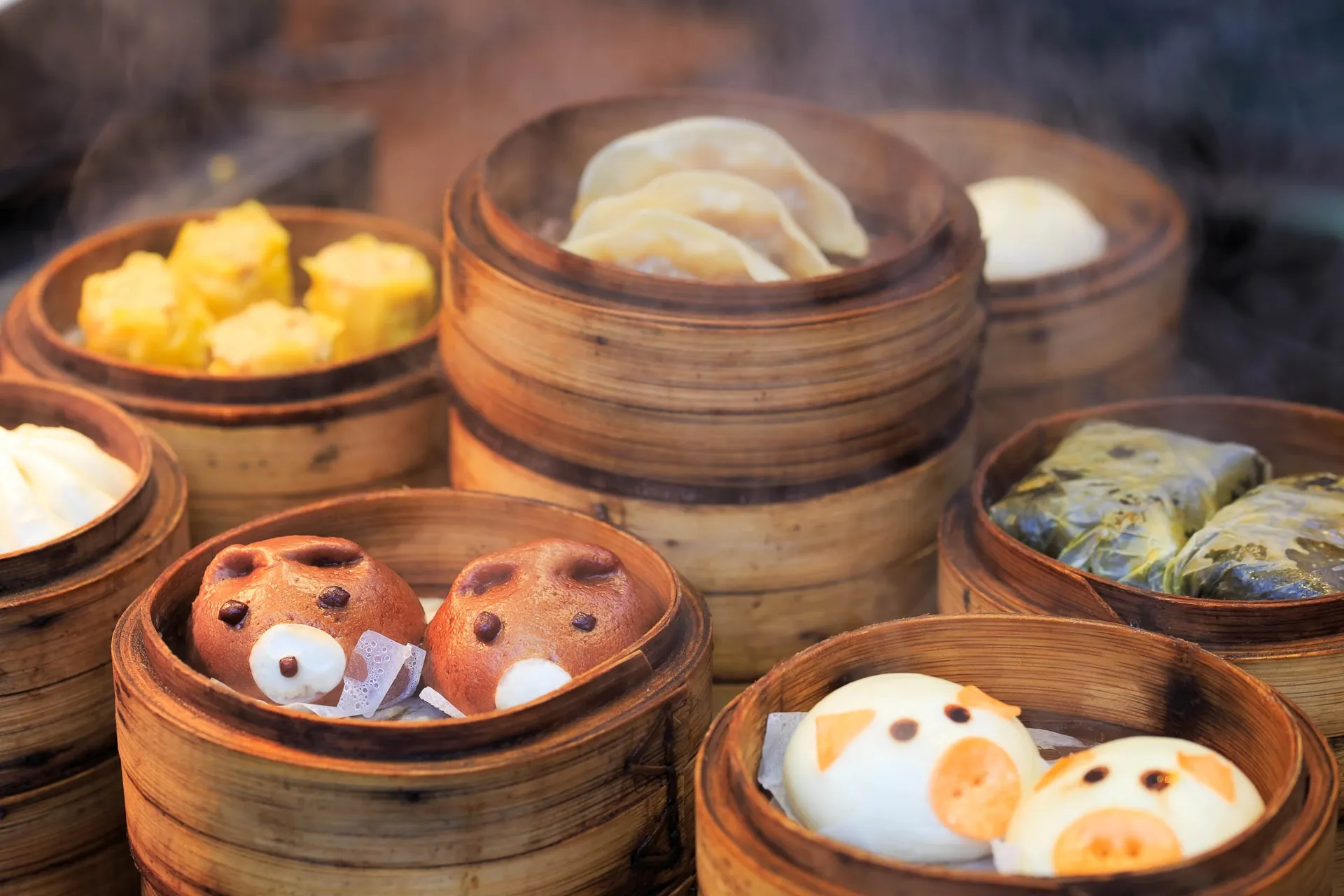 Dim sum w bambusowych koszykach