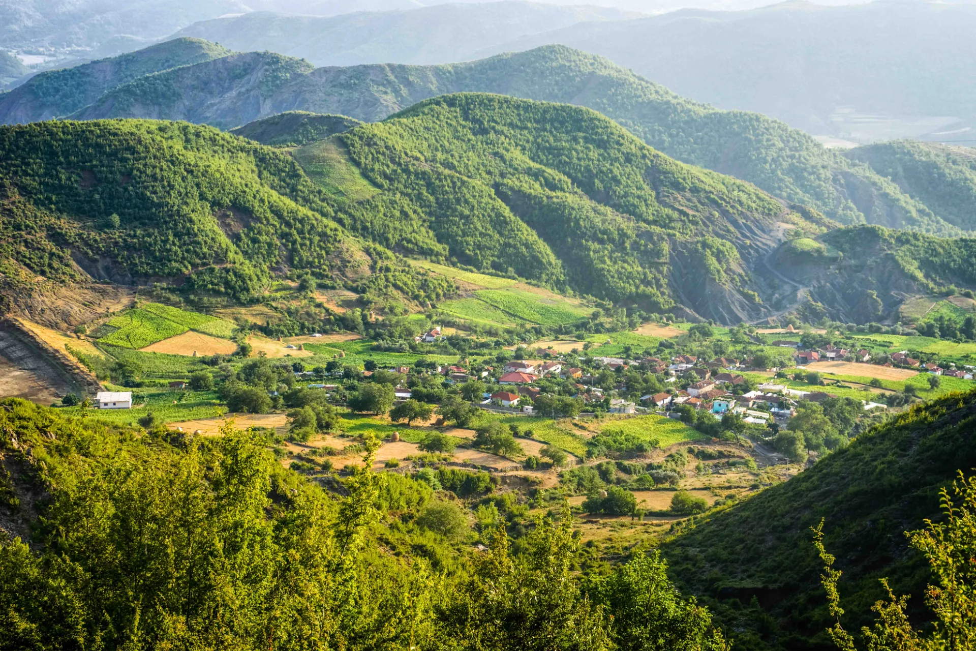 Elbasan, Albania – historyczne miasto znane z osmańskiej twierdzy, starych meczetów i bogatego dziedzictwa kulturowego Elbasan, Albania – historyczne miasto znane z osmańskiej twierdzy, starych meczetów i bogatego dziedzictwa kulturowego