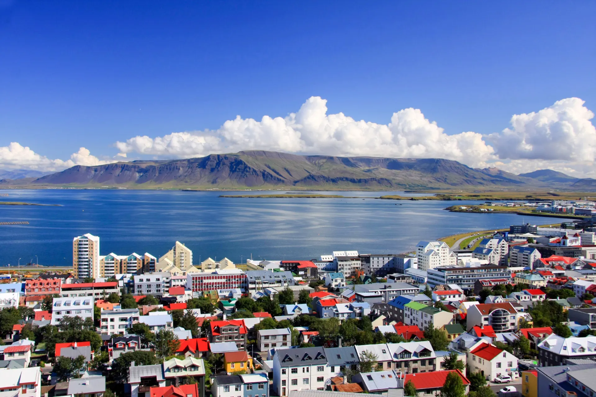 Reykjavik jest jednym z mniejszych stolic Europy Reykjavik jest jednym z mniejszych stolic Europy