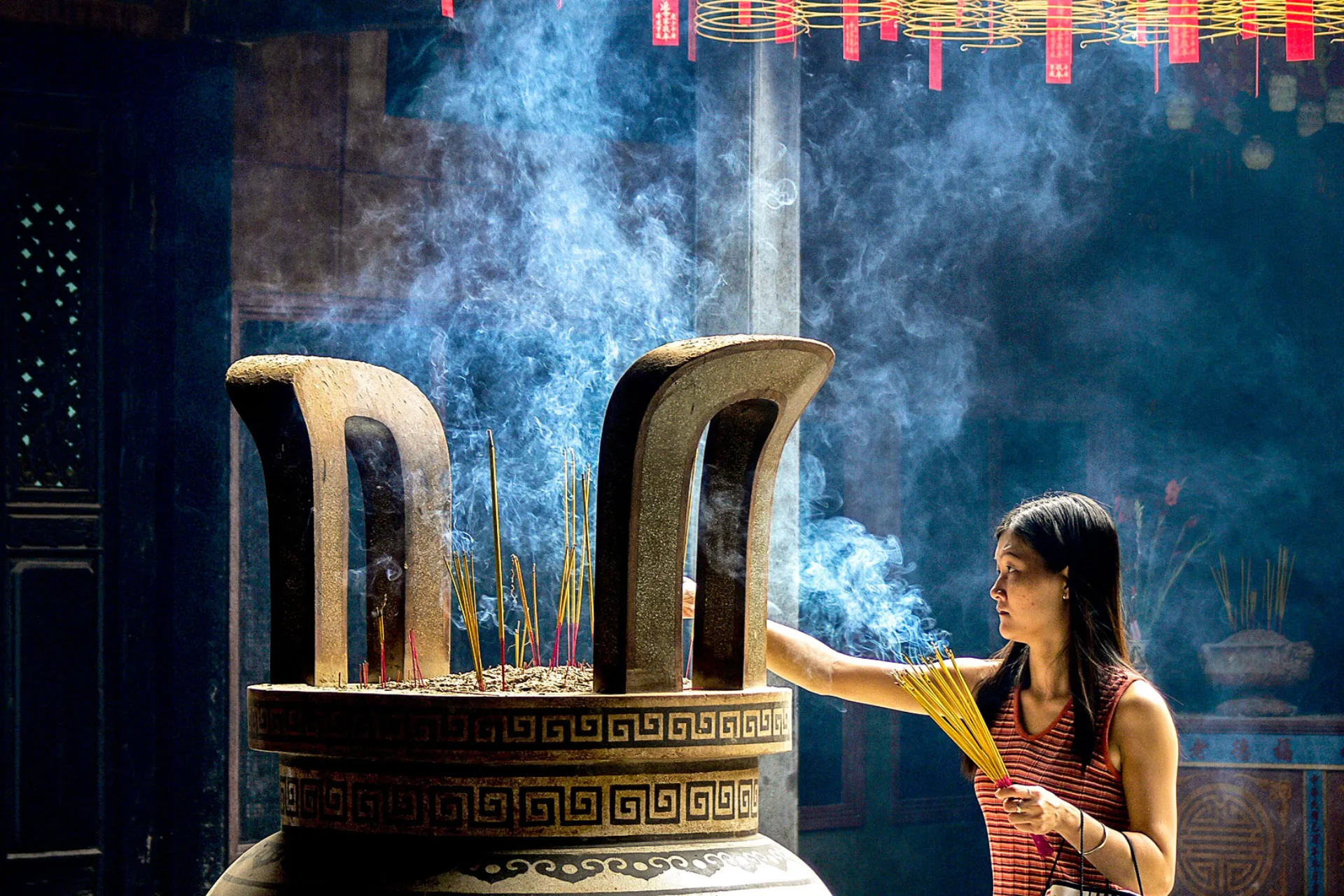 Kobieta z kadzidełkami w świątyni Thien Hau