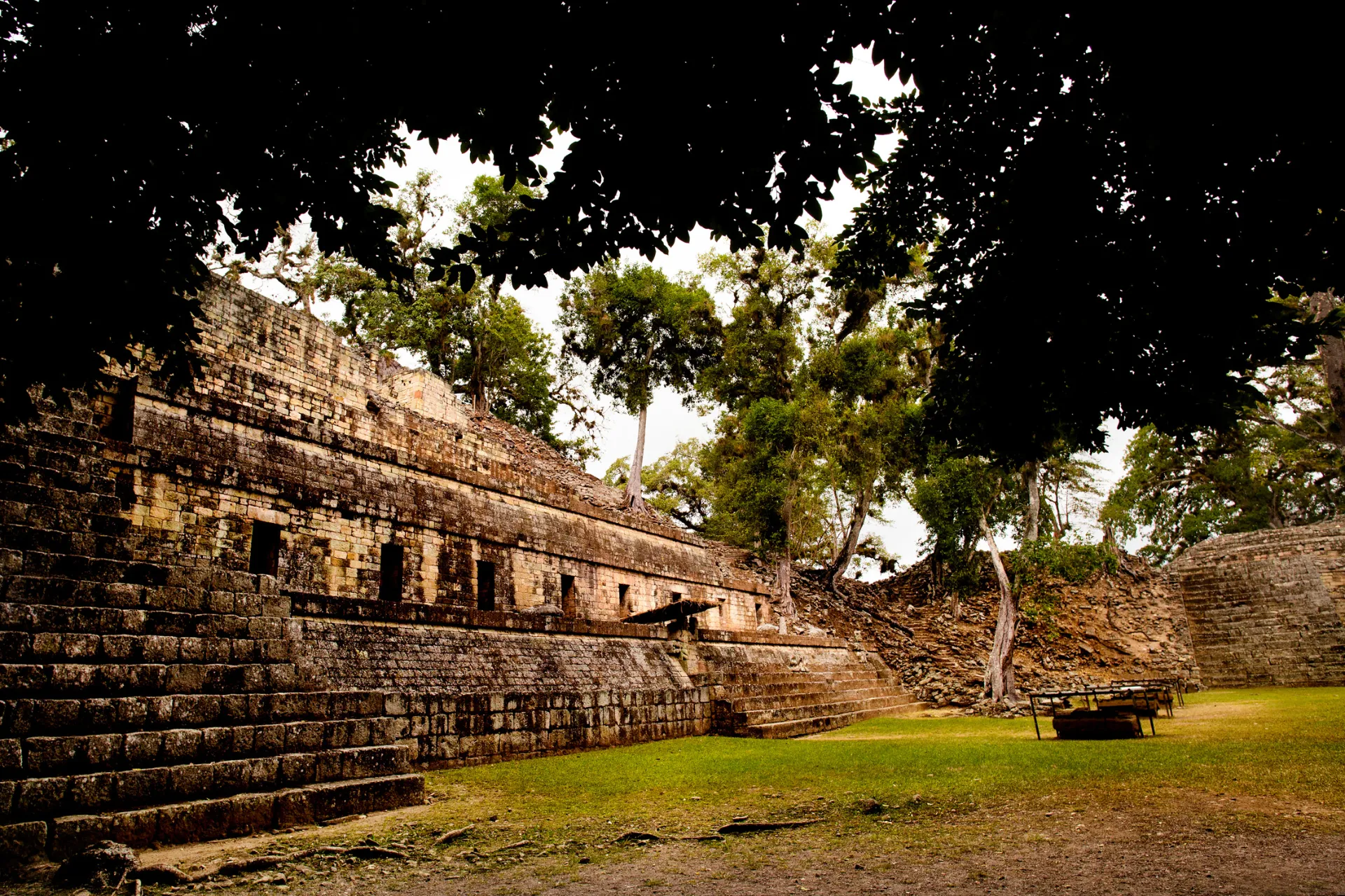 Ruiny Majów w Copán, gdzie stare tarasy kamienne i rzeźby świadczą o zaawansowanej cywilizacji Ruiny Majów w Copán, gdzie stare tarasy kamienne i rzeźby świadczą o zaawansowanej cywilizacji