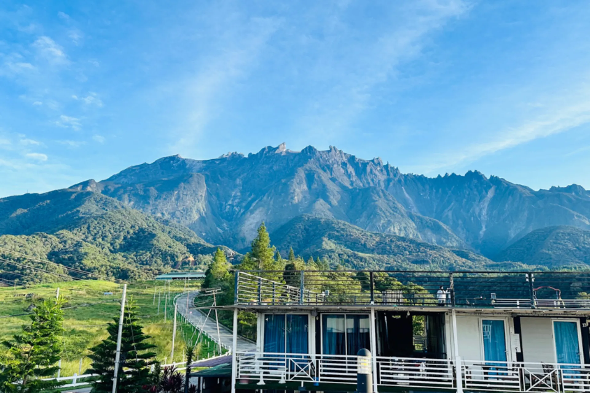Mount Kinabalu majestatycznie wznosi się nad bujnym górskim krajobrazem Sabahu