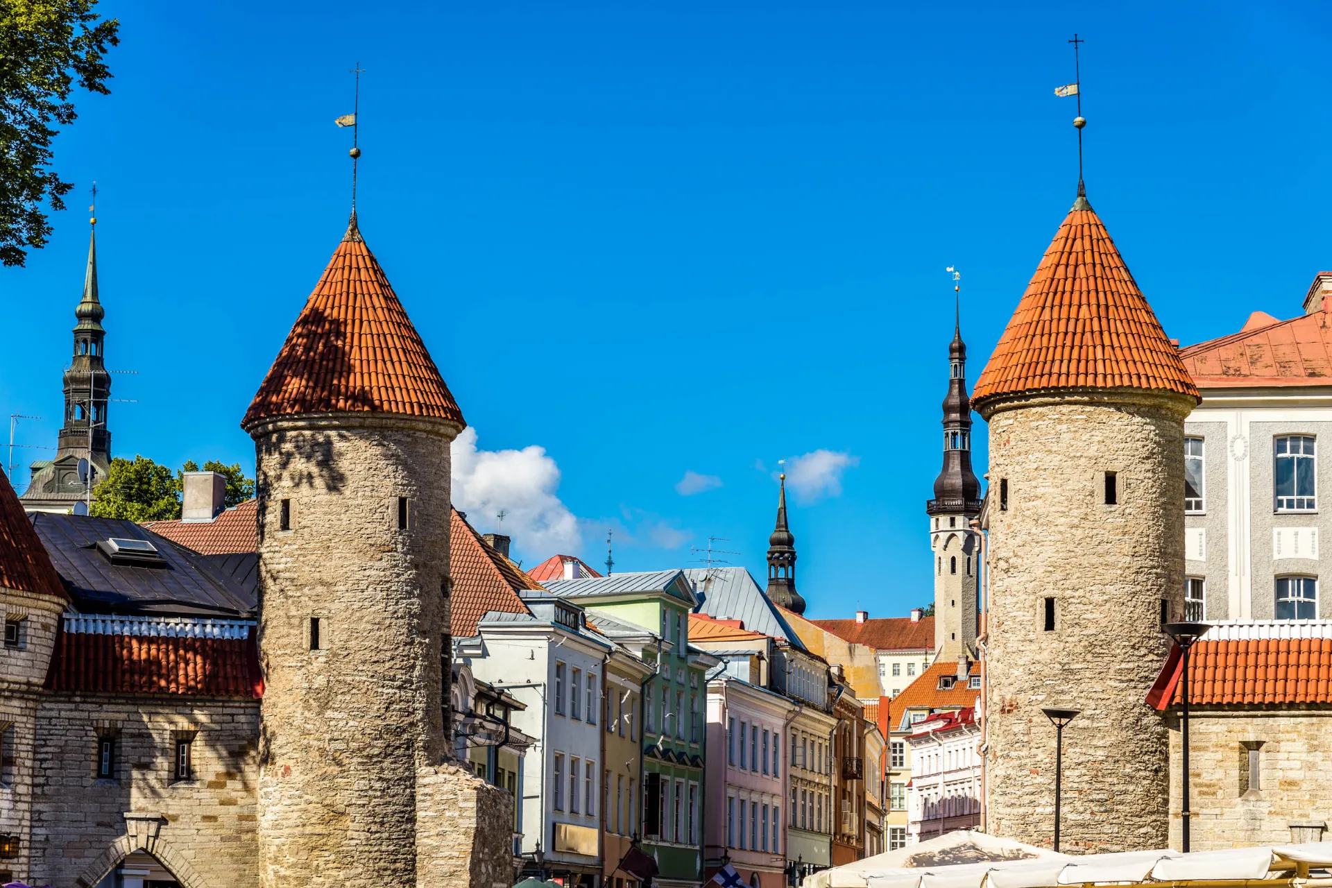 Brama Viru, wejście do średniowiecznego starego miasta w Tallinnie, Estonia, z charakterystycznymi wieżami Brama Viru, wejście do średniowiecznego starego miasta w Tallinnie, Estonia, z charakterystycznymi wieżami