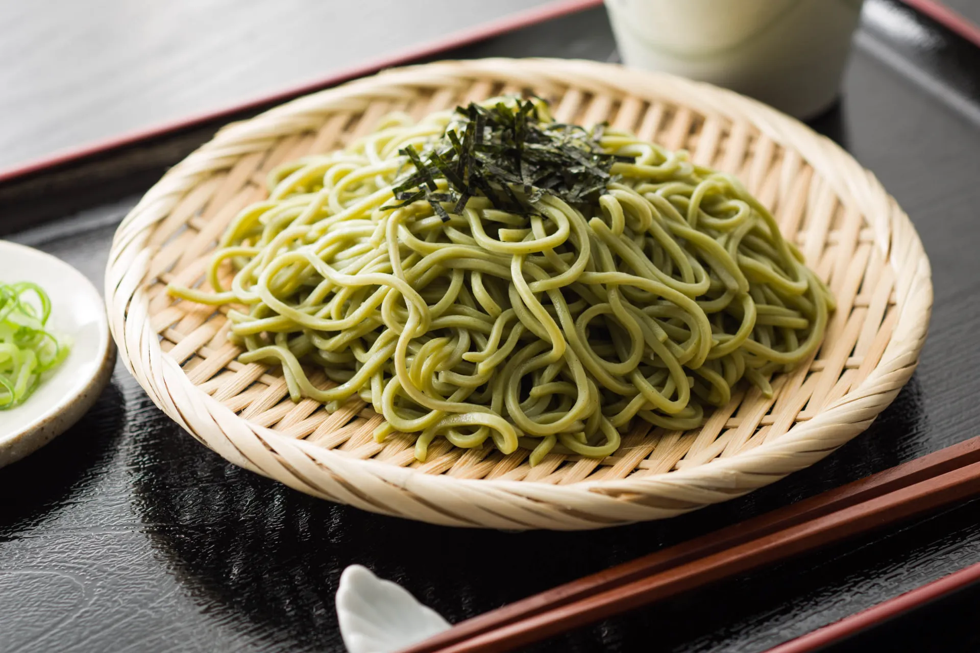 Cha soba – zimne japońskie makarony z zieloną herbatą i nori