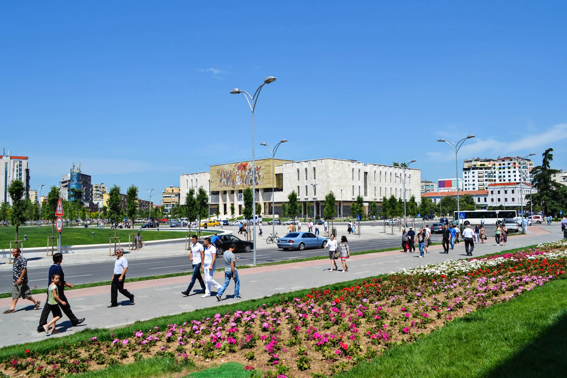 Centralny plac Skanderbega w Tiranie z Narodowym Muzeum Historycznym i tle Centralny plac Skanderbega w Tiranie z Narodowym Muzeum Historycznym i tle