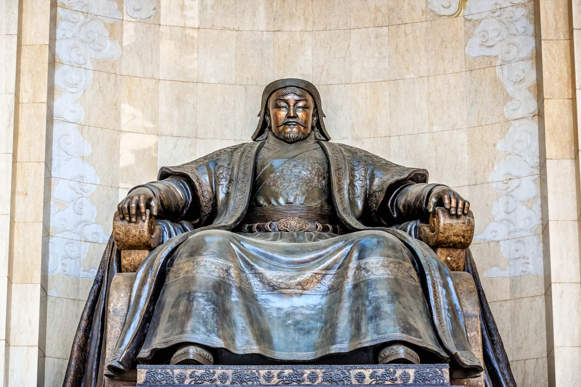 Monumentalny posąg Czyngis-chana przed parlamentem w Ułan Bator