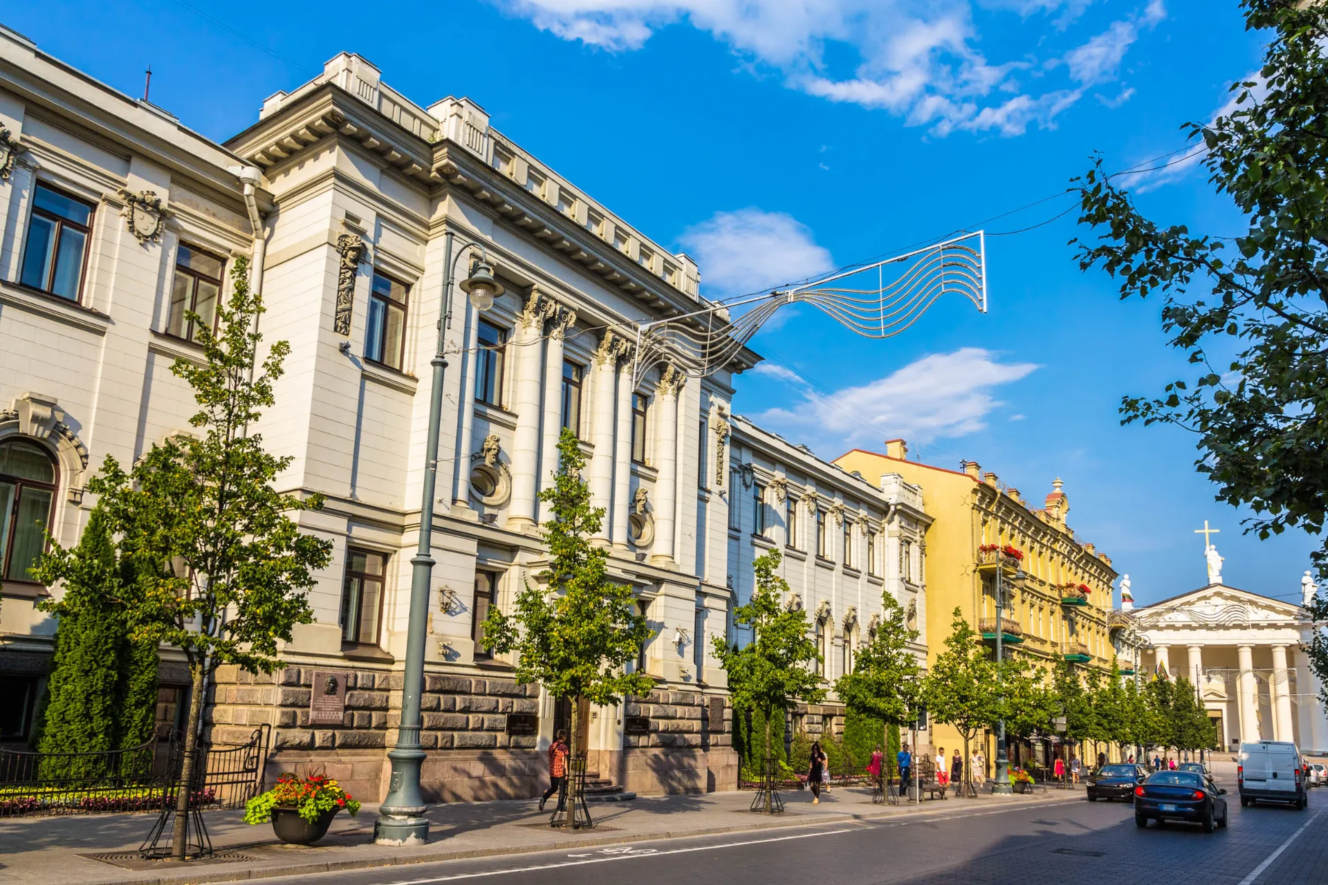 Ulica Gedimino w Wilnie – elegancka główna ulica z zabytkowymi budynkami, sklepami i widokiem na katedrę Ulica Gedimino w Wilnie – elegancka główna ulica z zabytkowymi budynkami, sklepami i widokiem na katedrę