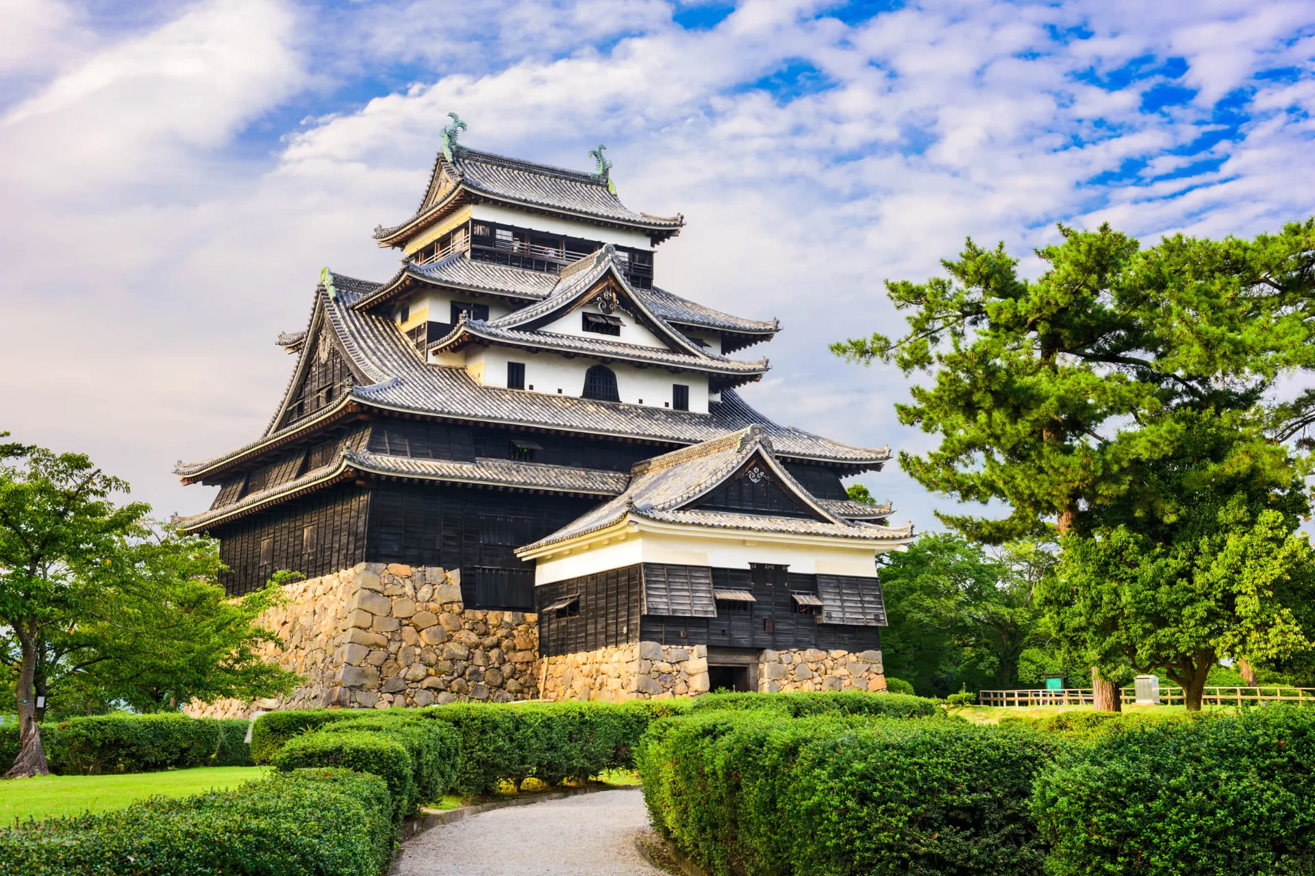 Zamek Matsue – jeden z ostatnich oryginalnych drewnianych zamków Japonii z czasów samurajów