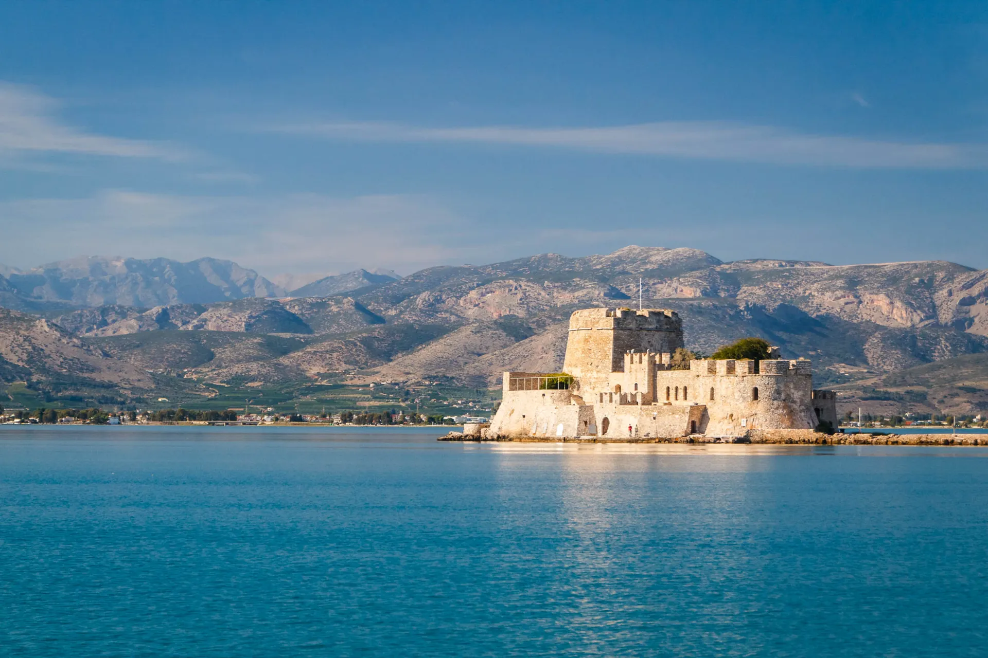 Twierdza Bourtzi w Nafplio - zbudowana w 1473 roku. Twierdza Bourtzi w Nafplio - zbudowana w 1473 roku.