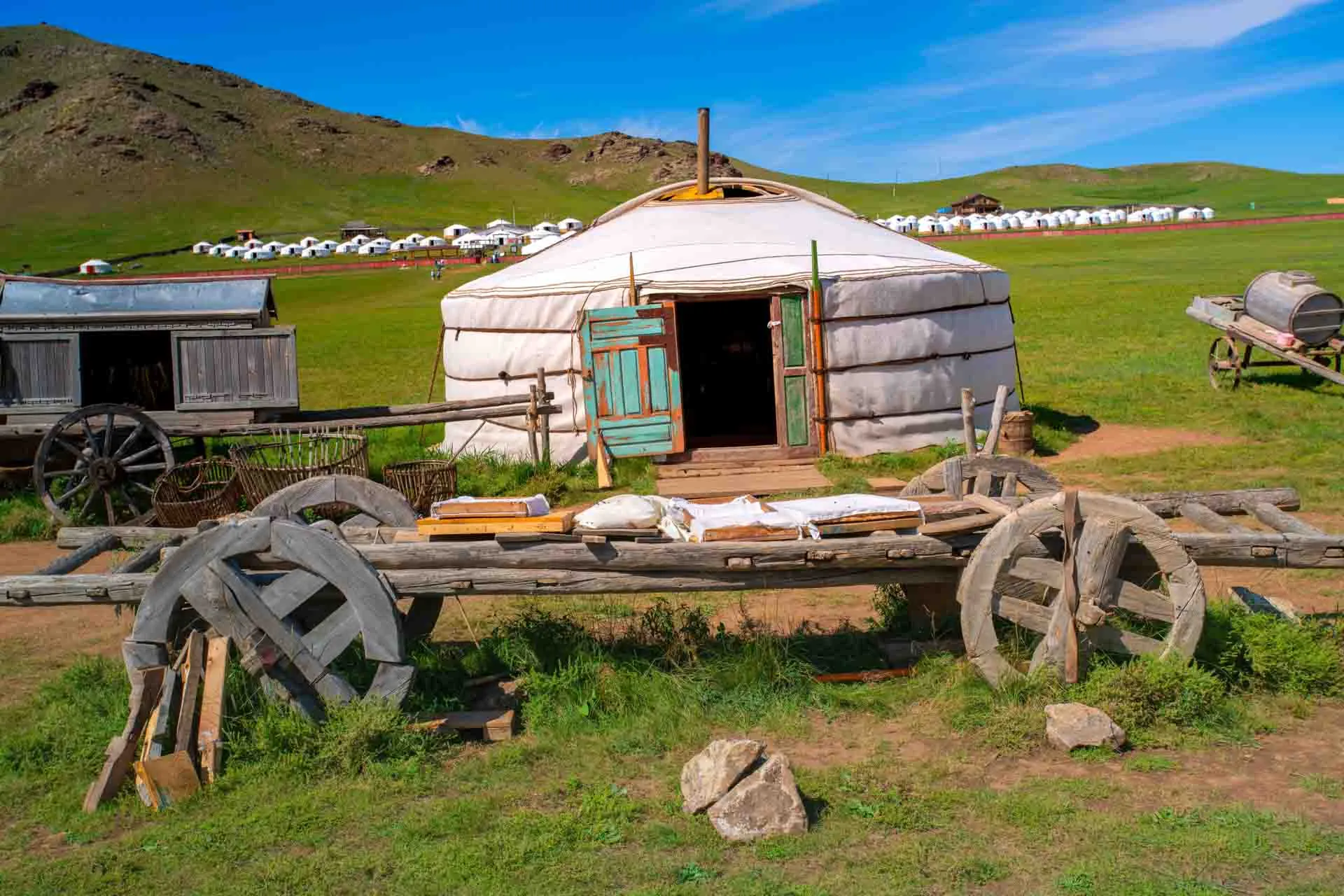 Tradycyjna mongolska jurta z obozem nomadów w tle