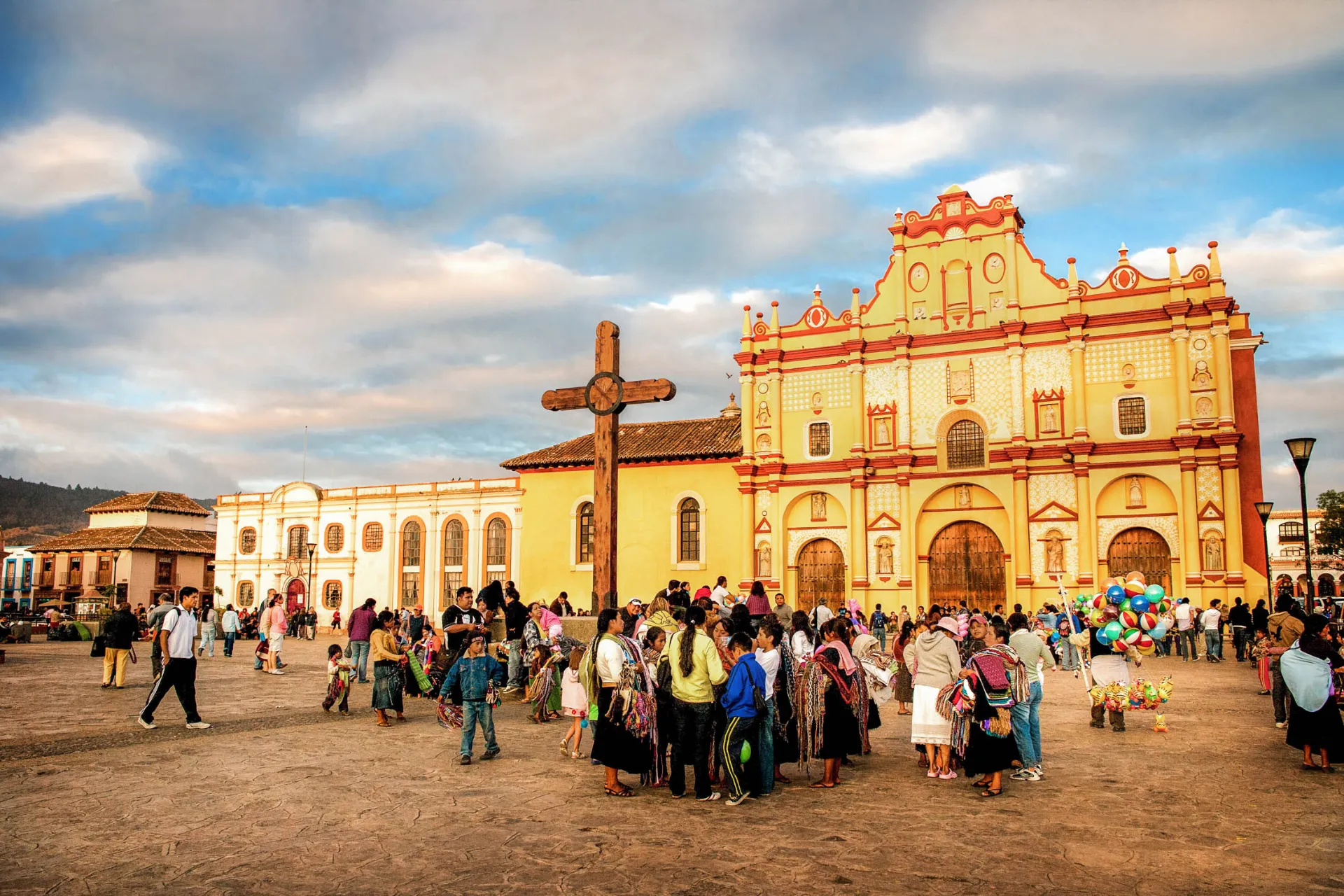 Plac 31 de Marzo z katedrą San Cristóbal w tle Plac 31 de Marzo z katedrą San Cristóbal w tle