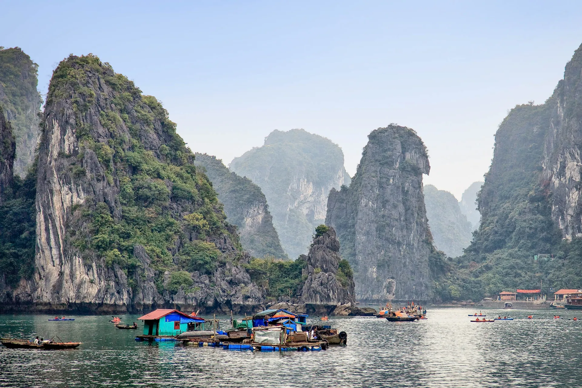 Małe łodzie w zatoce Halong Małe łodzie w zatoce Halong