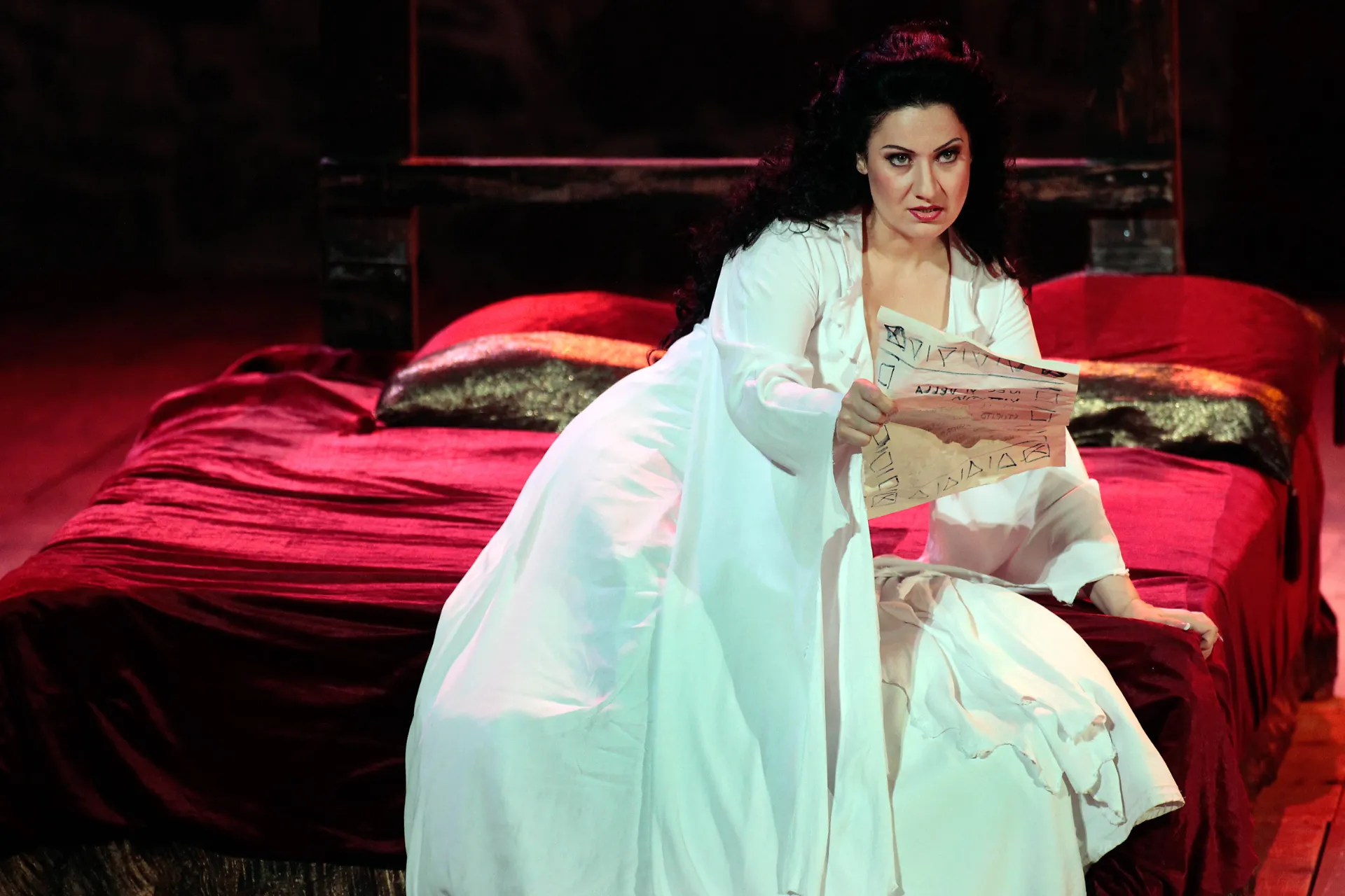 Lady Macbeth w intensywnej scenie z Macbetha Verdiego Lady Macbeth w intensywnej scenie z Macbetha Verdiego